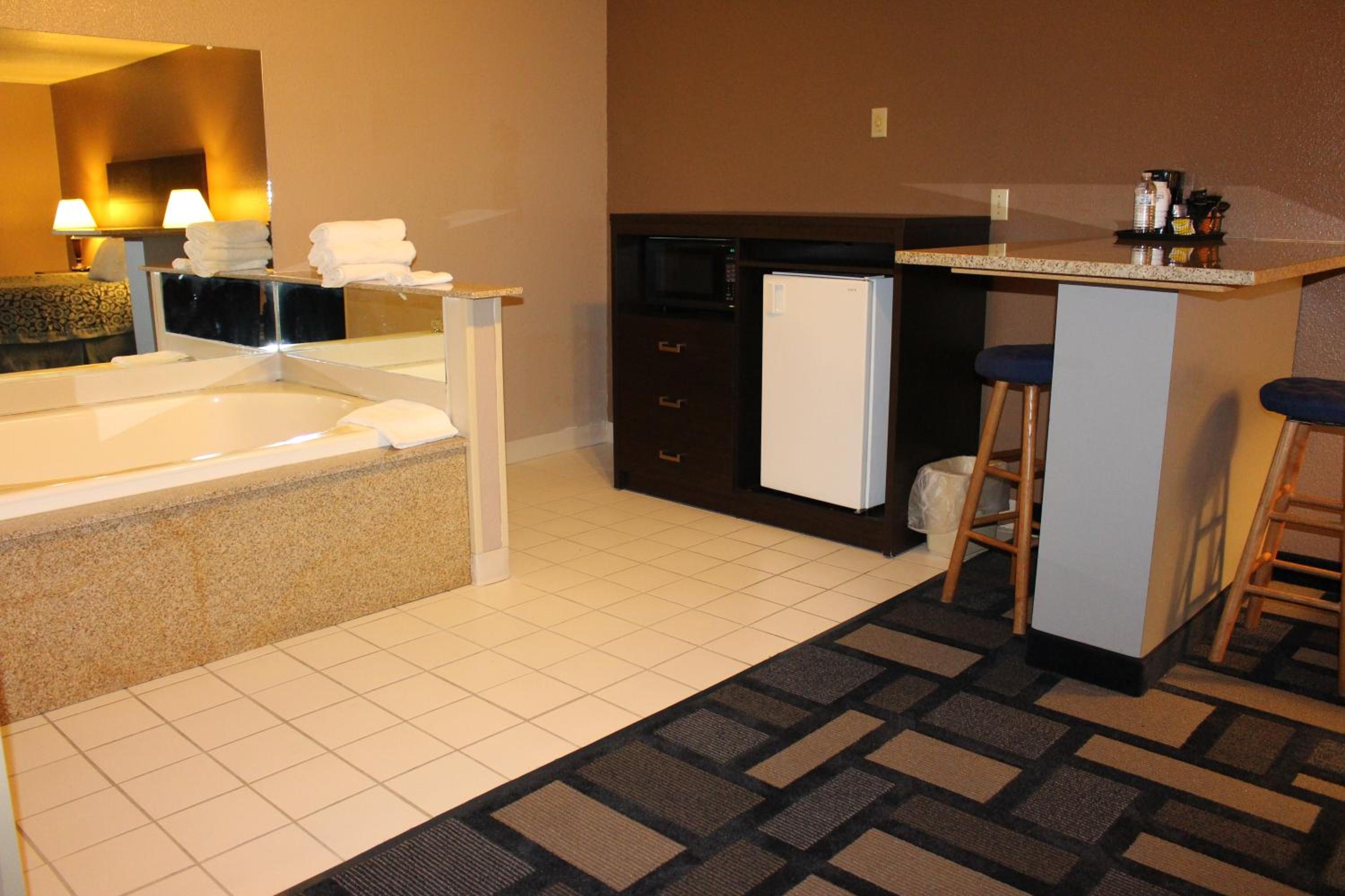 Studio Deluxe Suite with King Bed, Non-Smoking - Photo 3