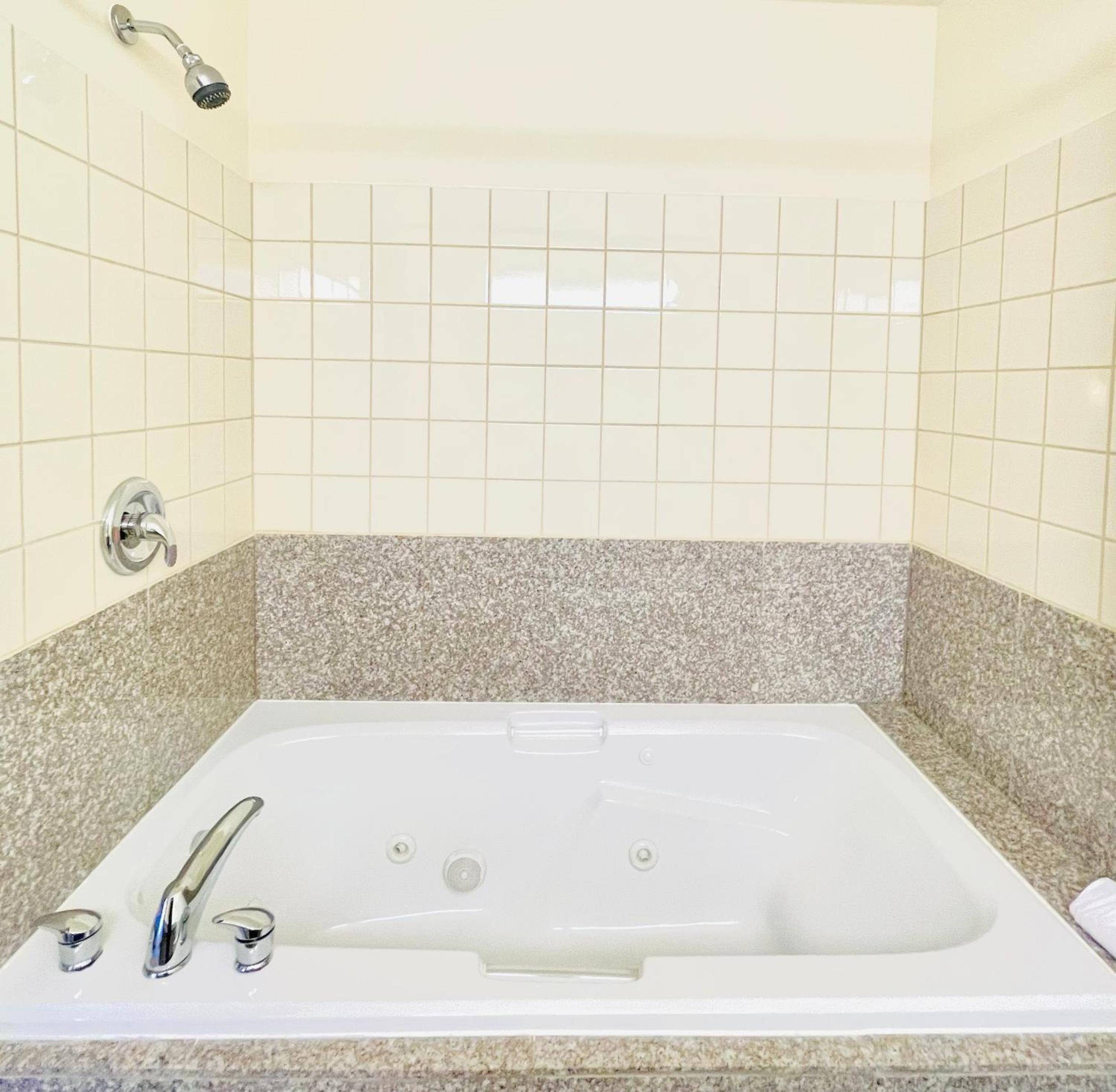 Deluxe King Room - Non-Smoking - Photo 3