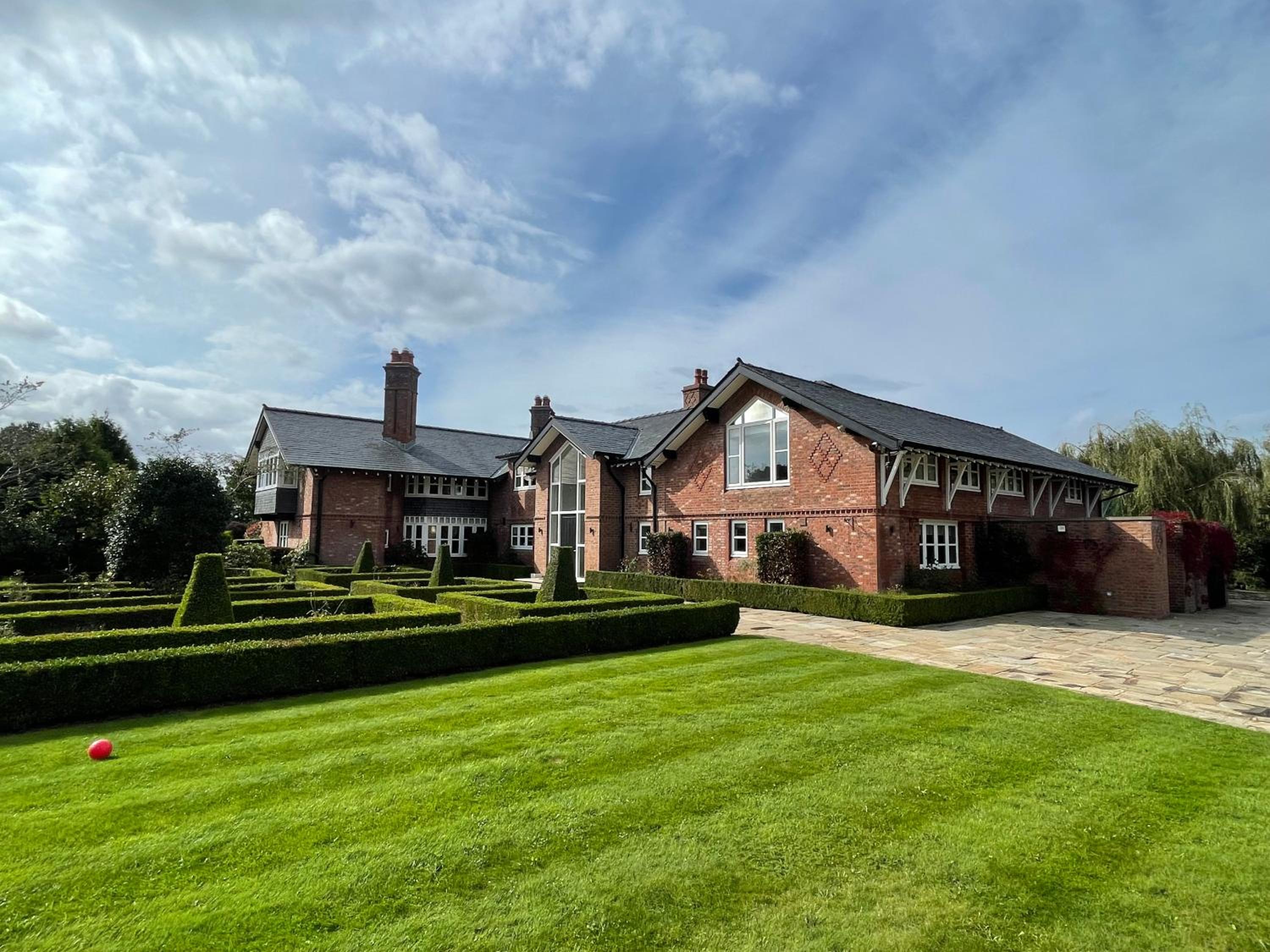 Six-Bedroom House photo 2