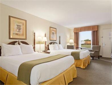 Queen Room with Two Queen Beds - Non-Smoking - Photo 1