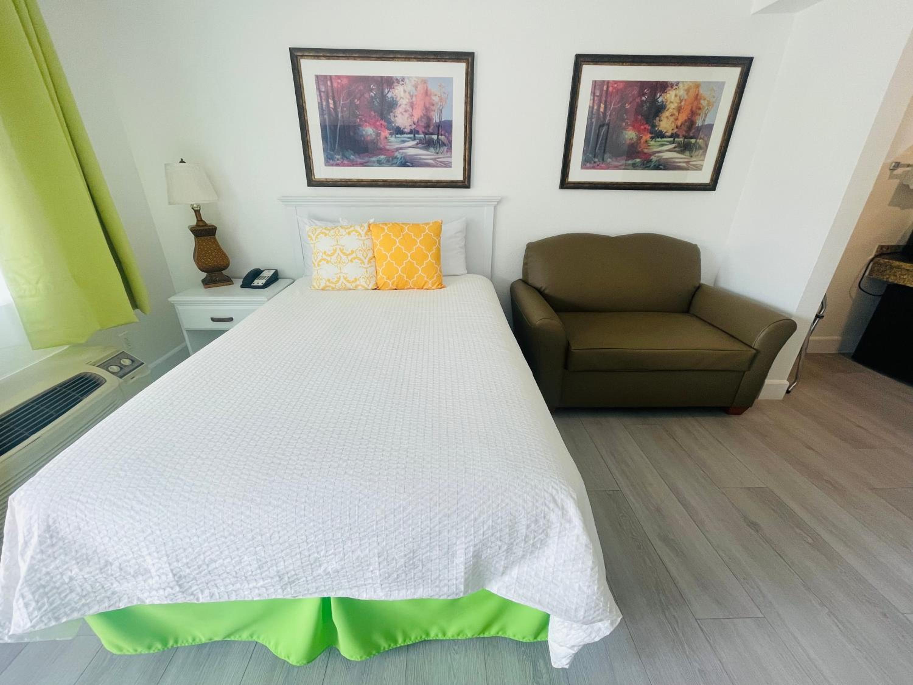 Full Bed Room with Sofa Bed  - Photo 3