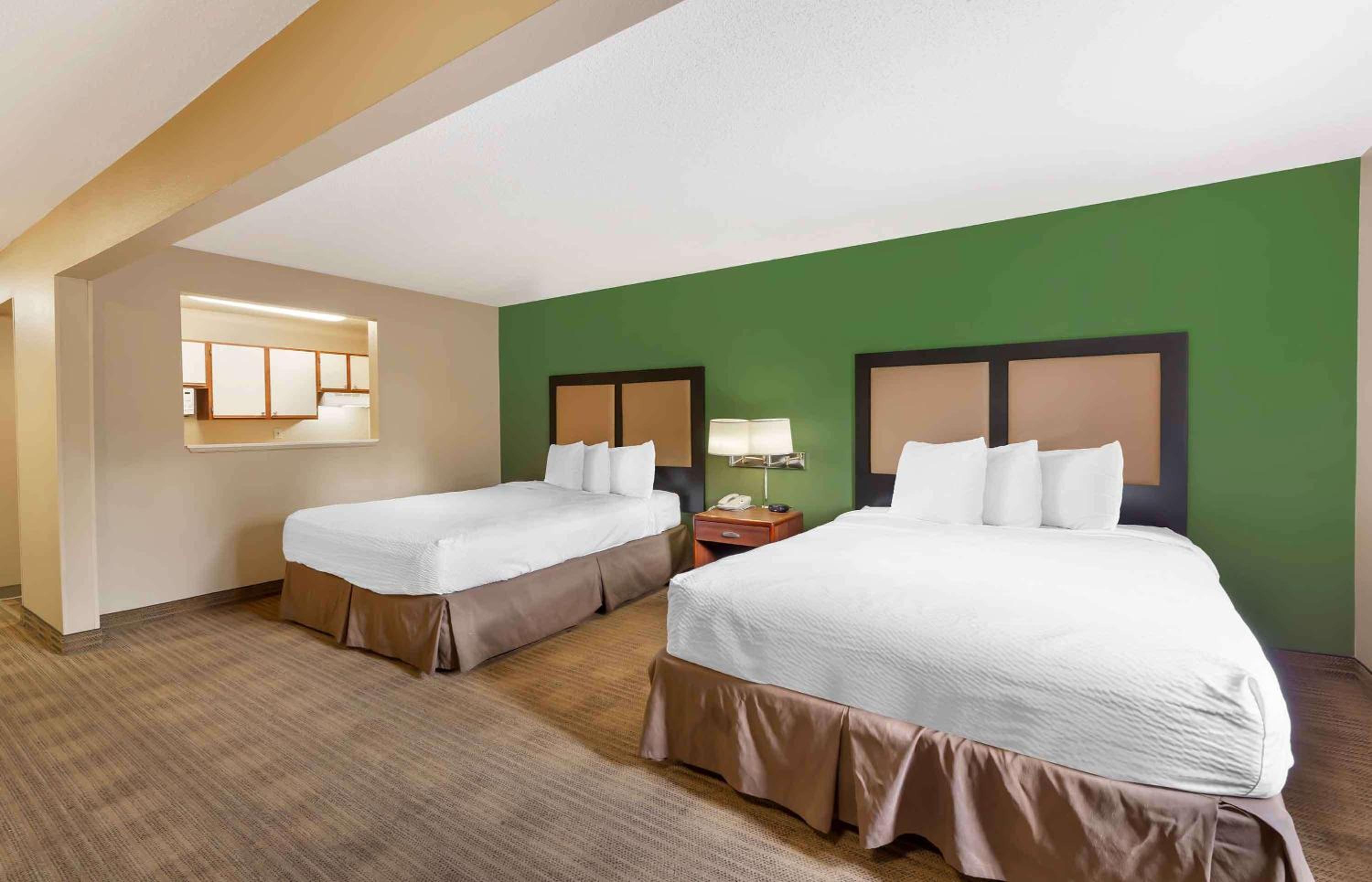 Deluxe Studio with Two Queen Beds - Non-Smoking photo 1