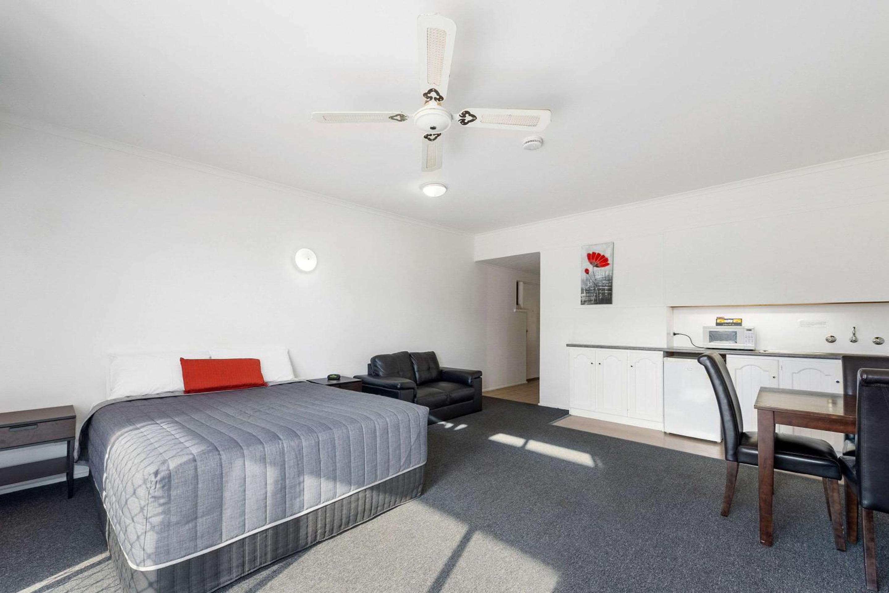 Superior One-Bedroom Unit - Photo 1