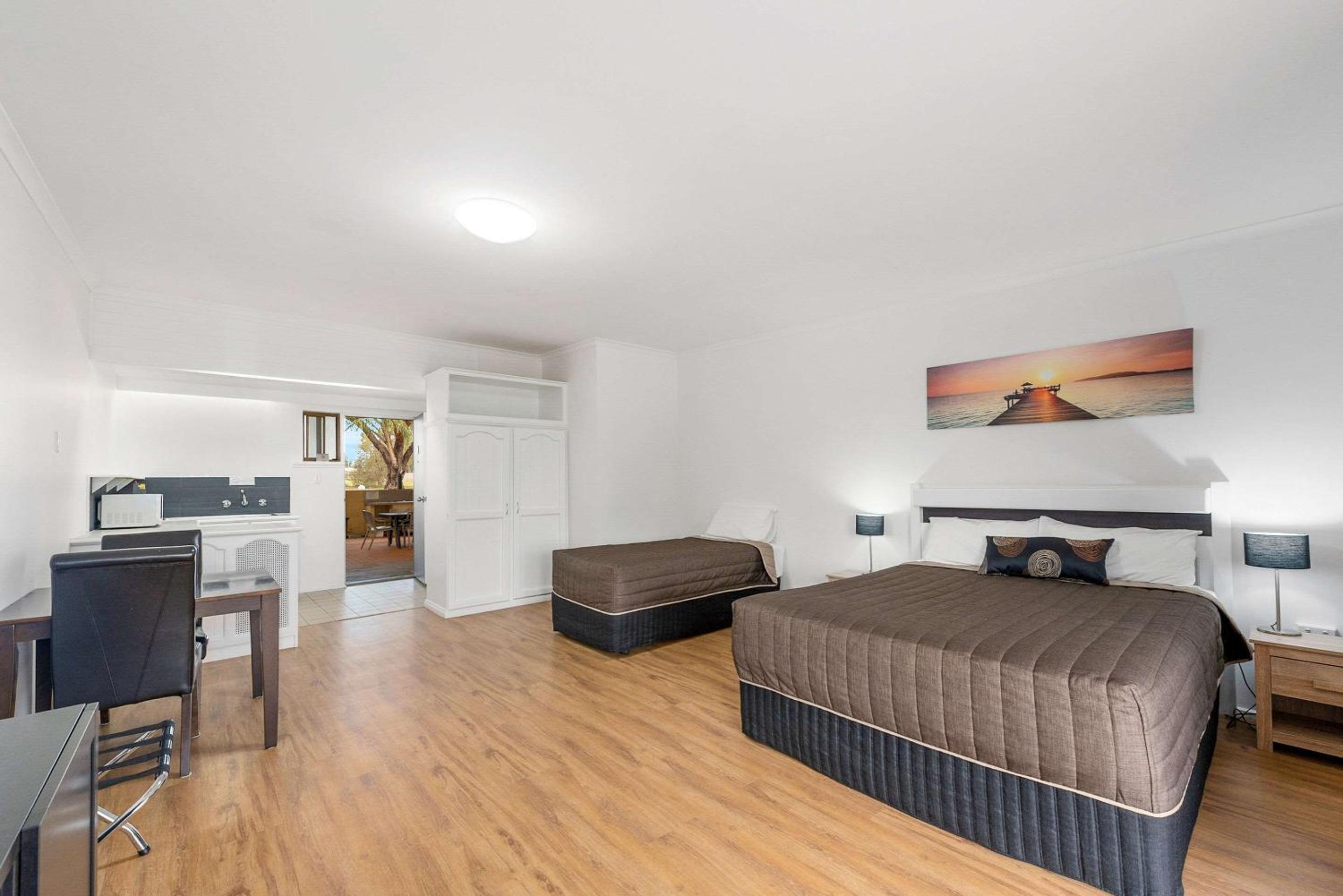 Standard Studio with Queen and Single Bed photo 3