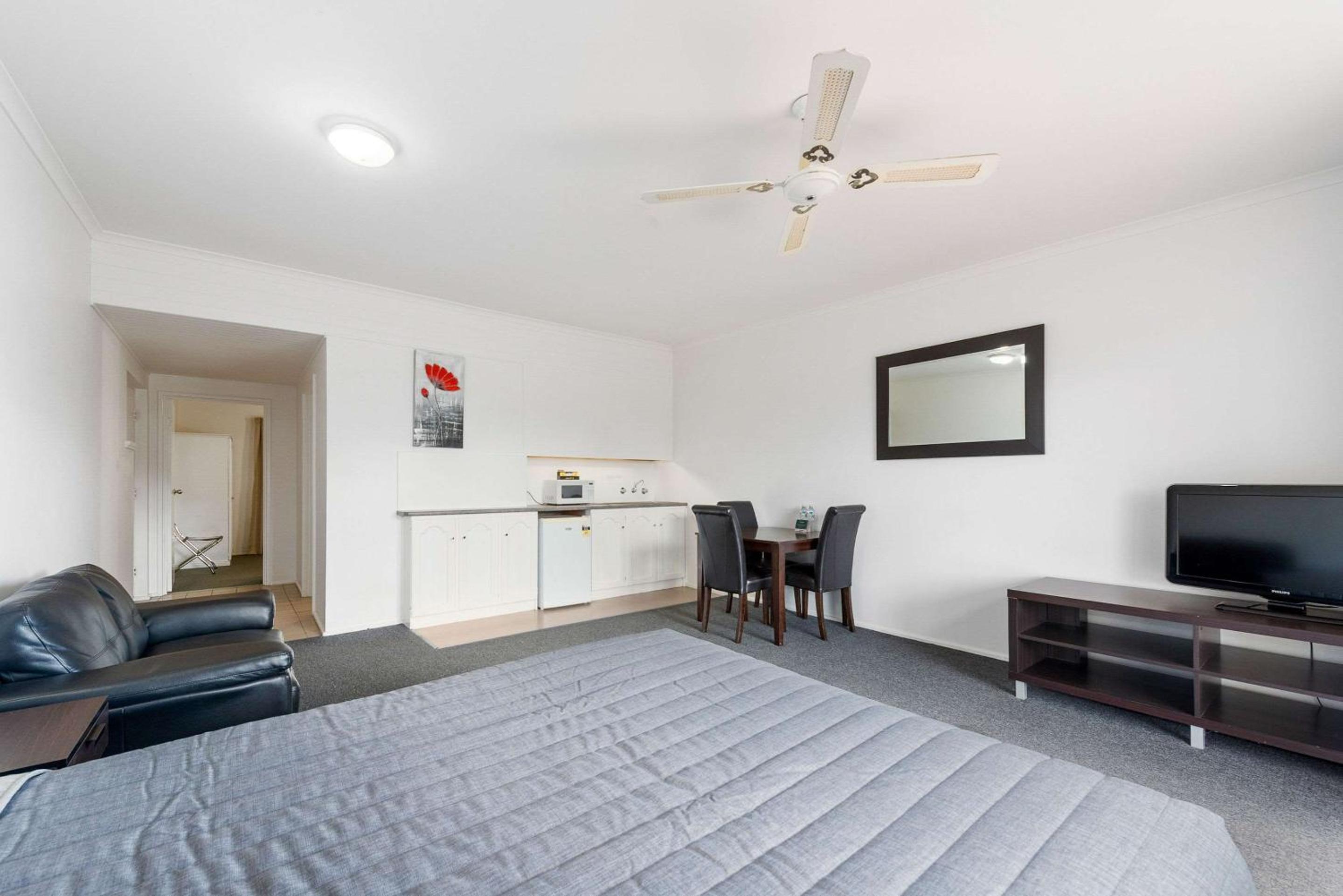 Superior One-Bedroom Unit - Photo 7