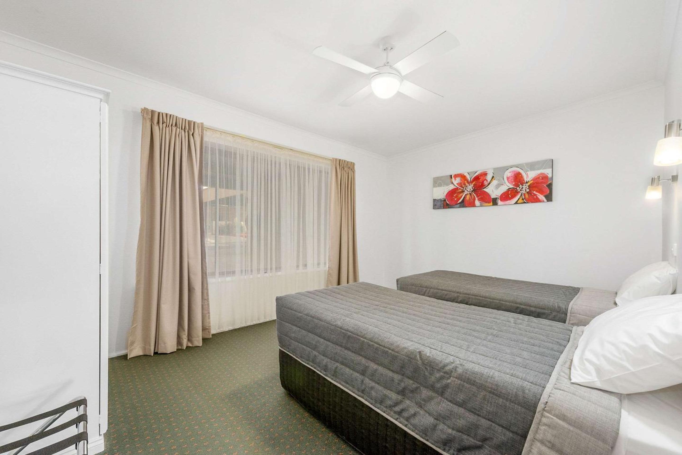 Superior One-Bedroom Unit - Photo 5