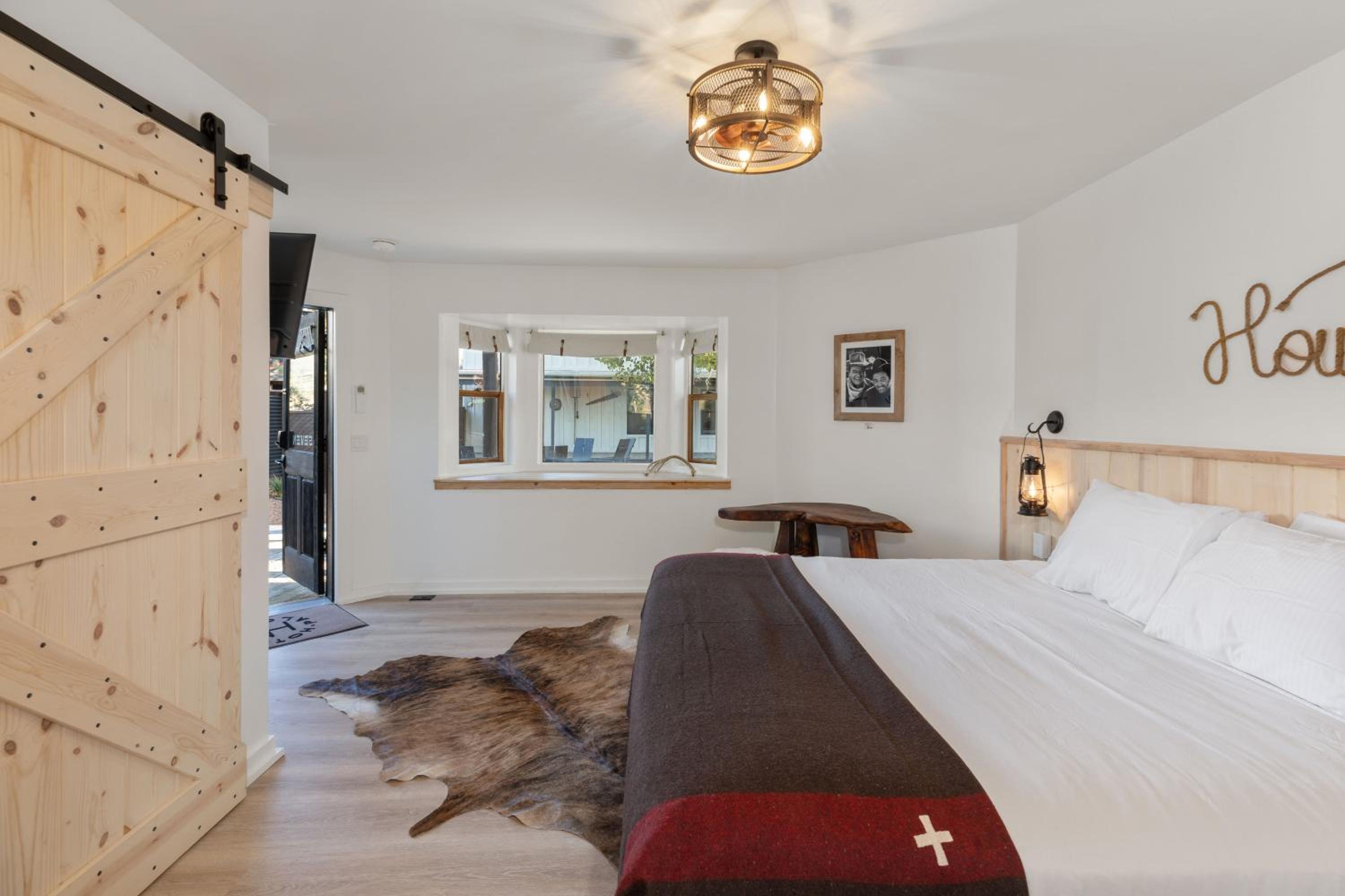 Standard King - Accessible photo 2