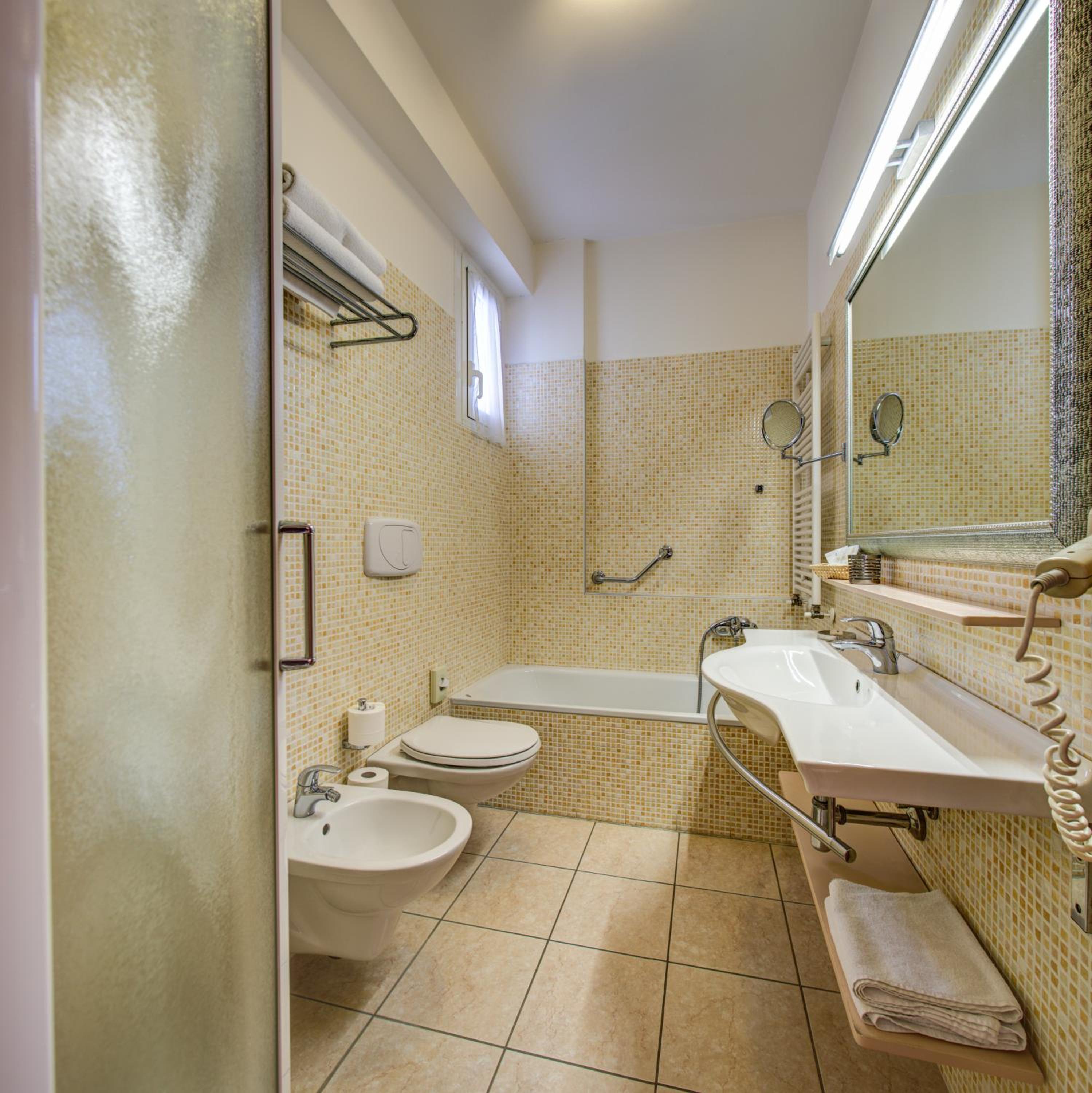 Economy Triple Room photo 3