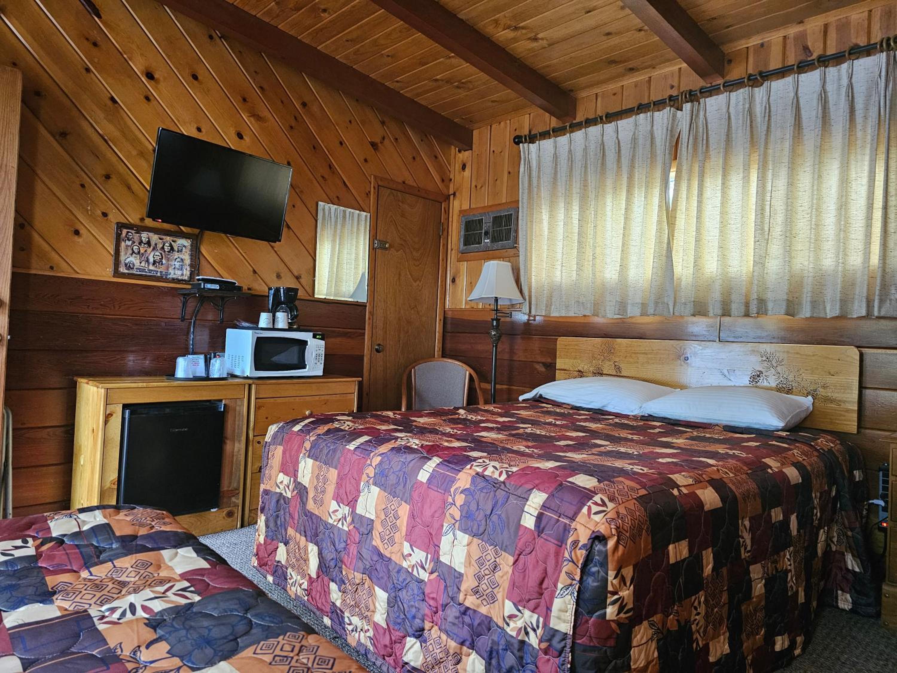 Queen Room with Two Queen Beds - Photo 3