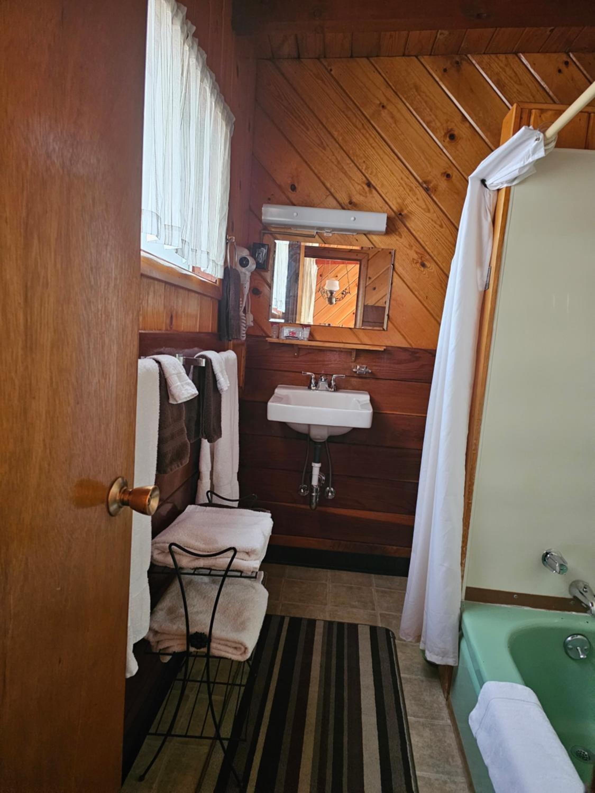 Queen Room with Two Queen Beds - Photo 4