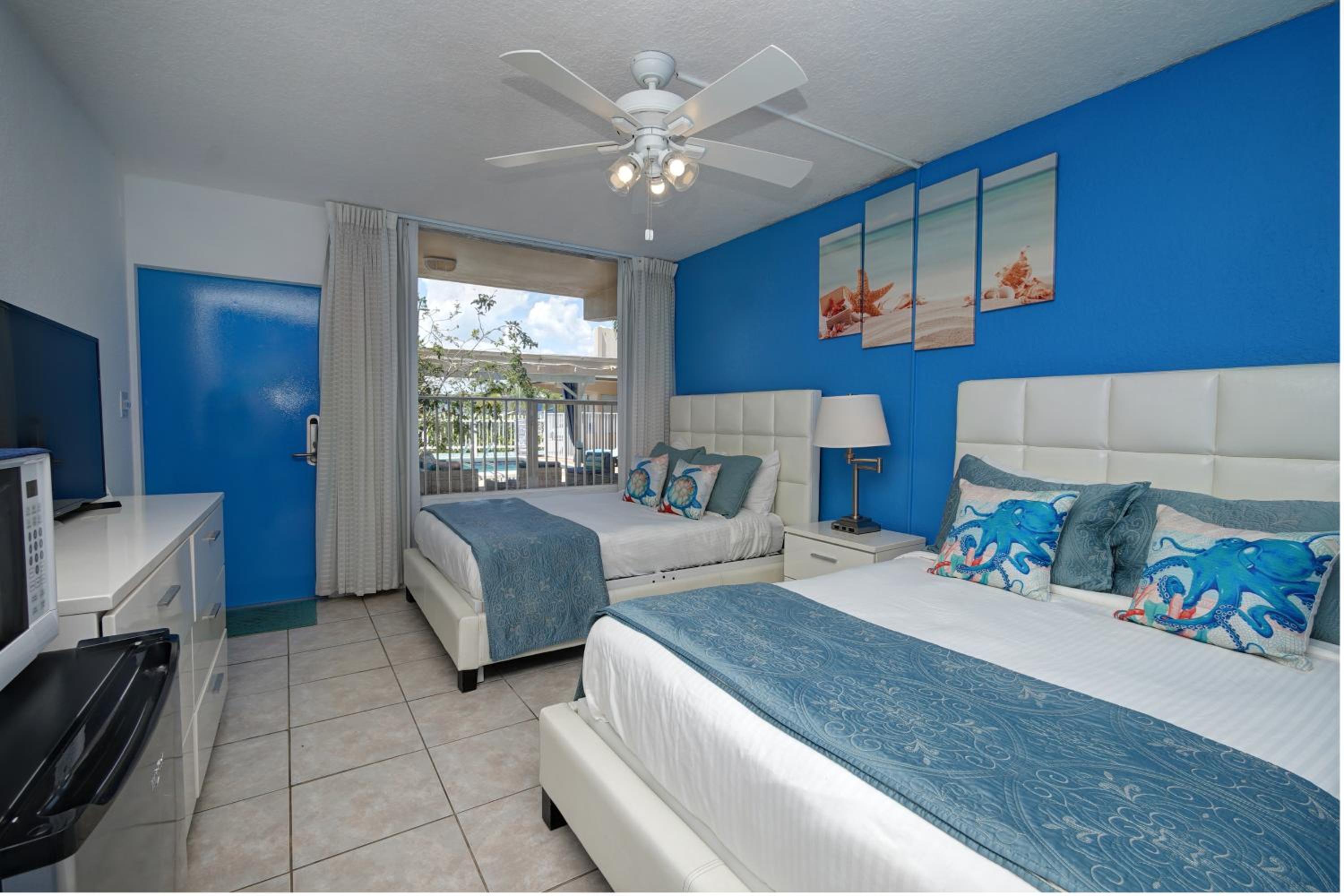 Standard (2 Full Beds) photo 2