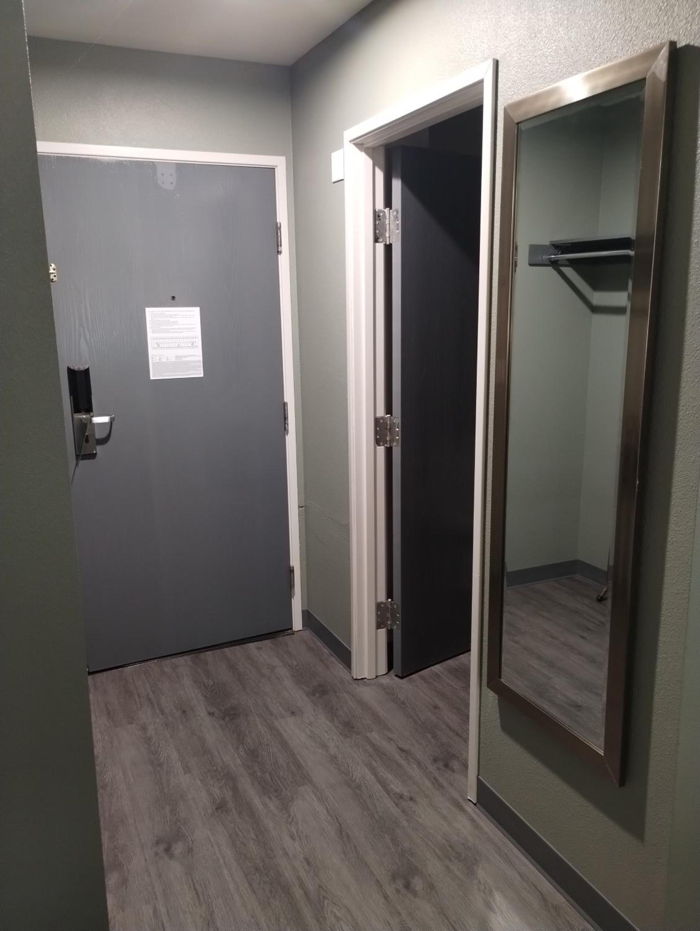 Standard King Room - Non Smoking - Photo 8