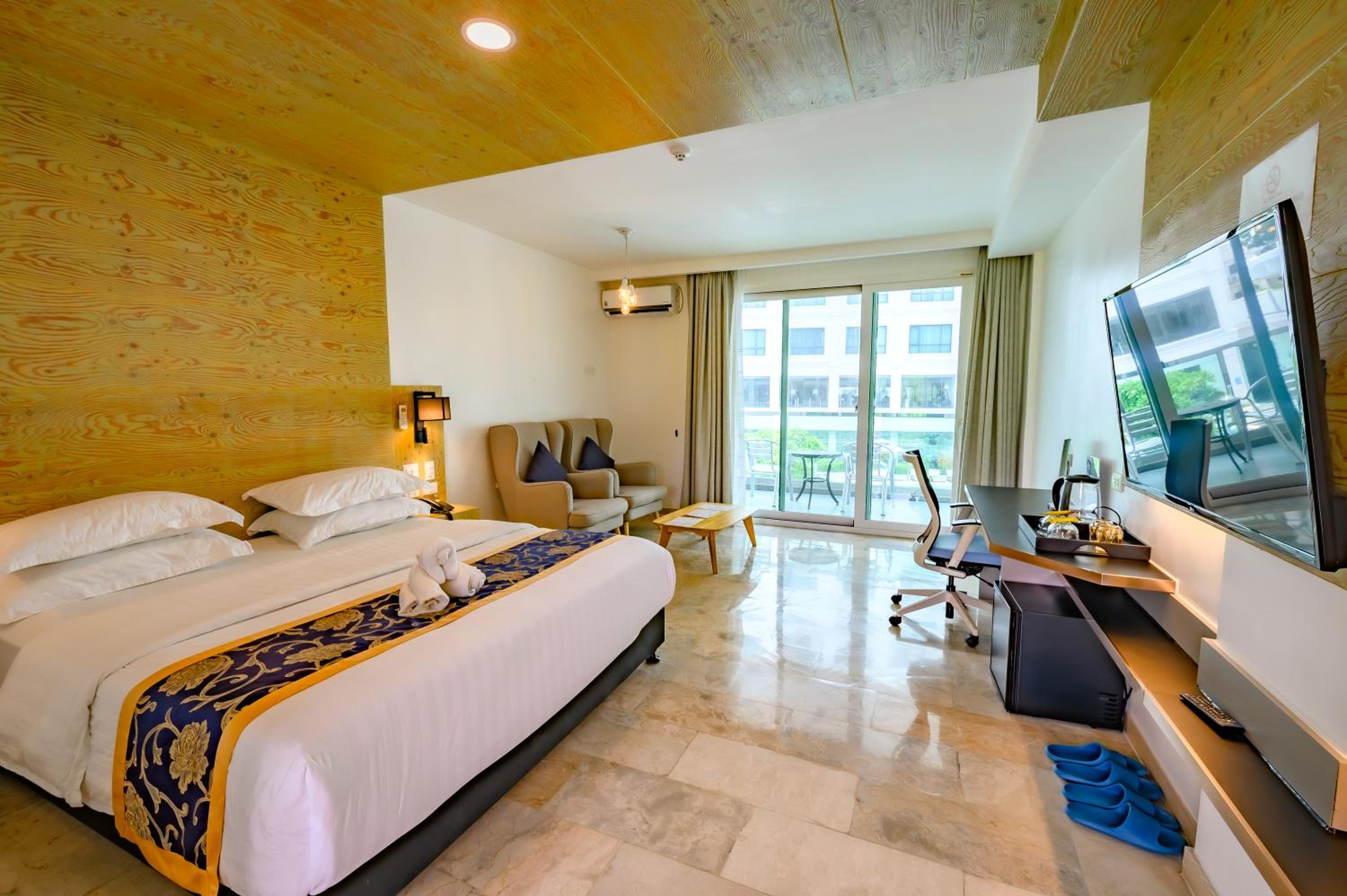 Deluxe King Room - Photo 1
