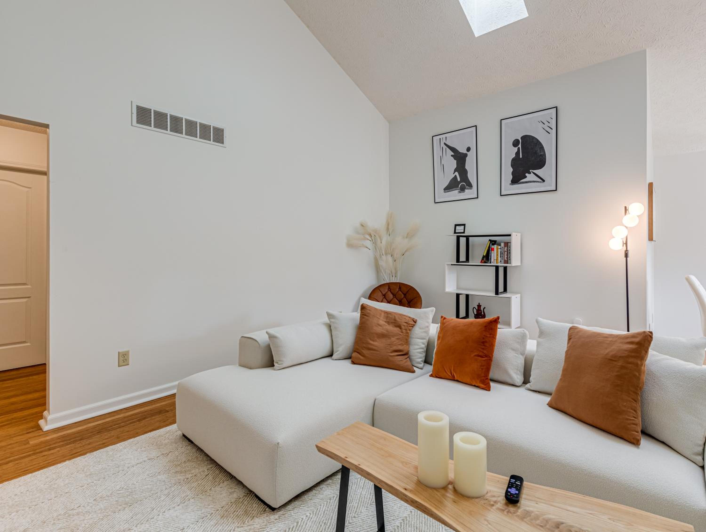 Five-Bedroom House photo 2