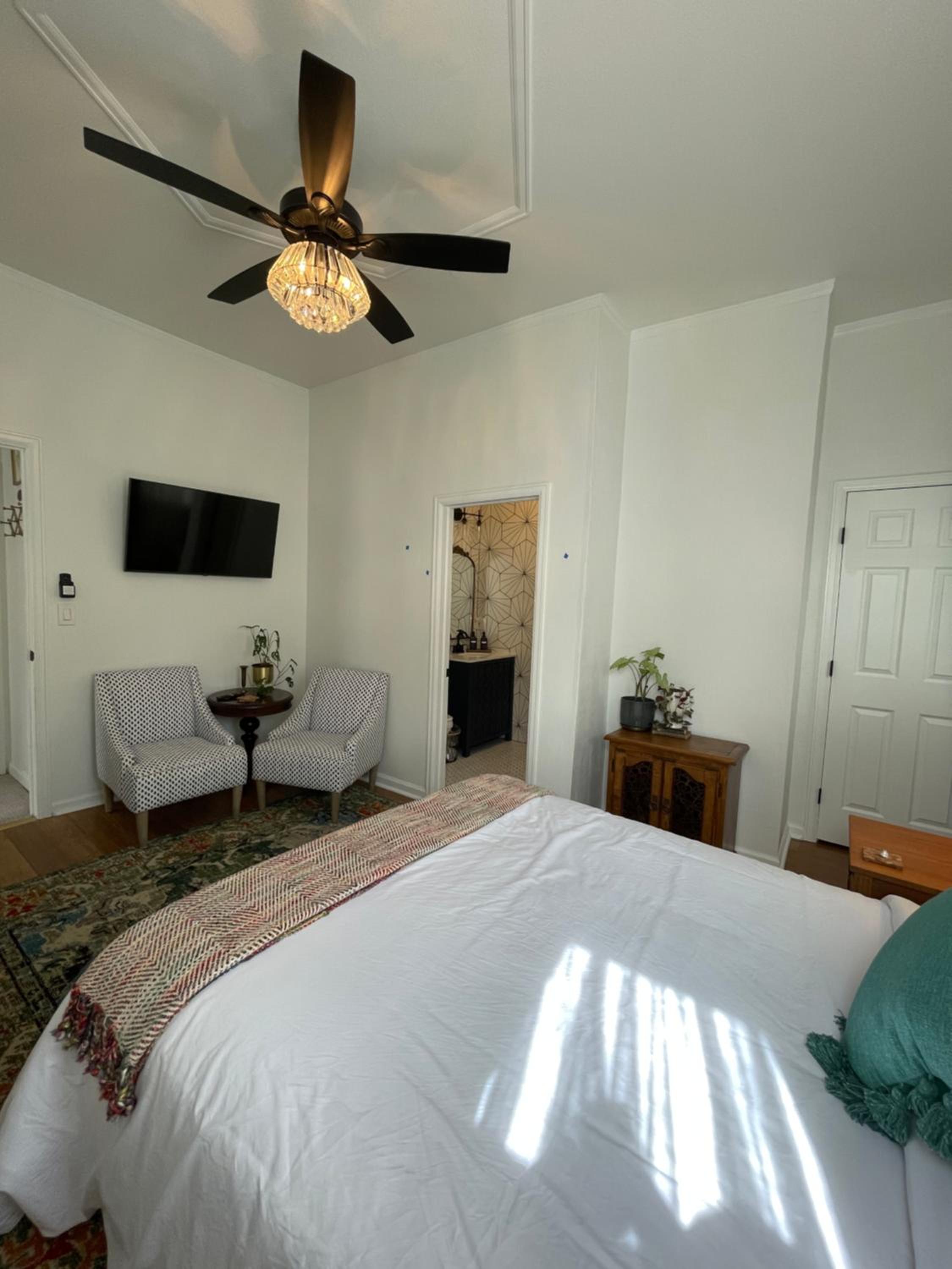 Deluxe Queen Suite