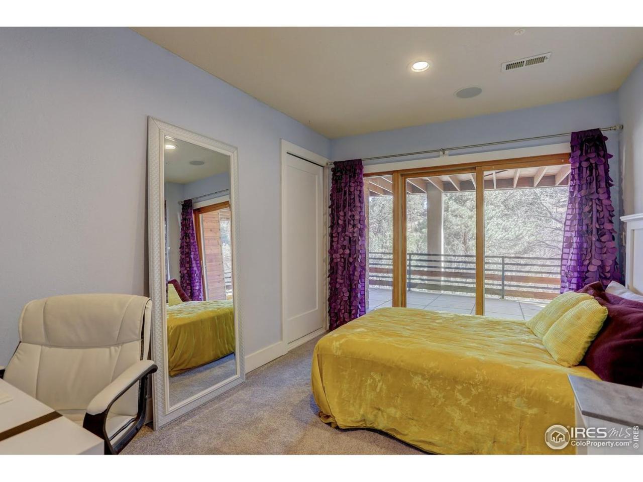 Six-Bedroom House photo 1
