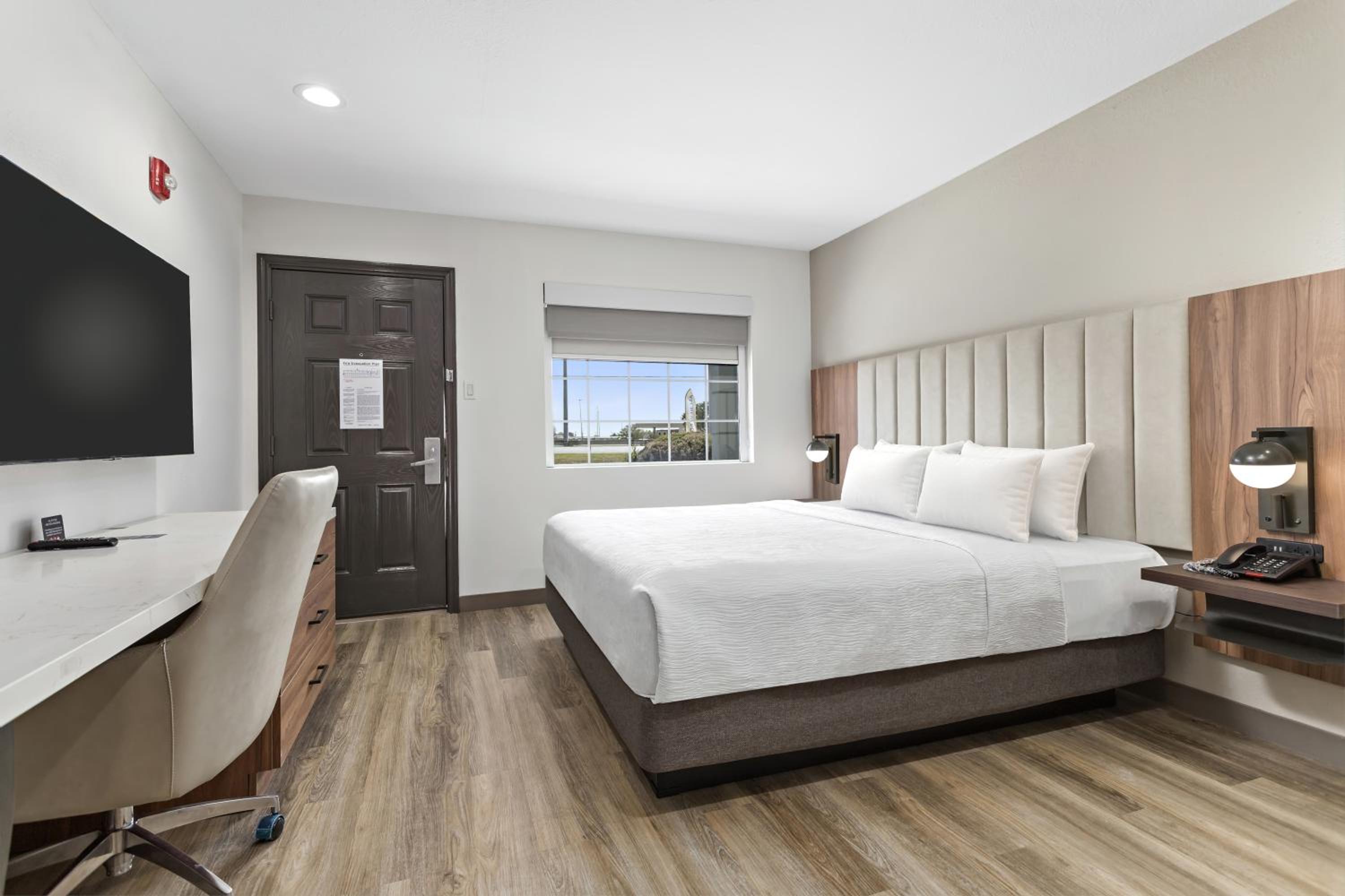 1 King Bed, Premium Mobility/Hearing Accessible Room, Roll-In Shower, No Smoking - Photo 3