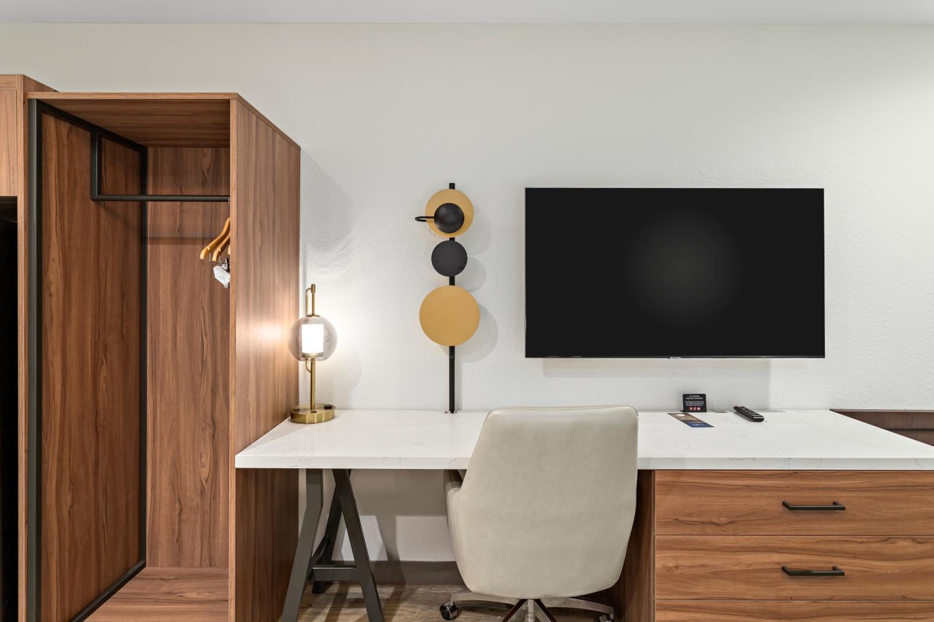 Premium King Room - Mobility Access/Non-Smoking - Photo 2