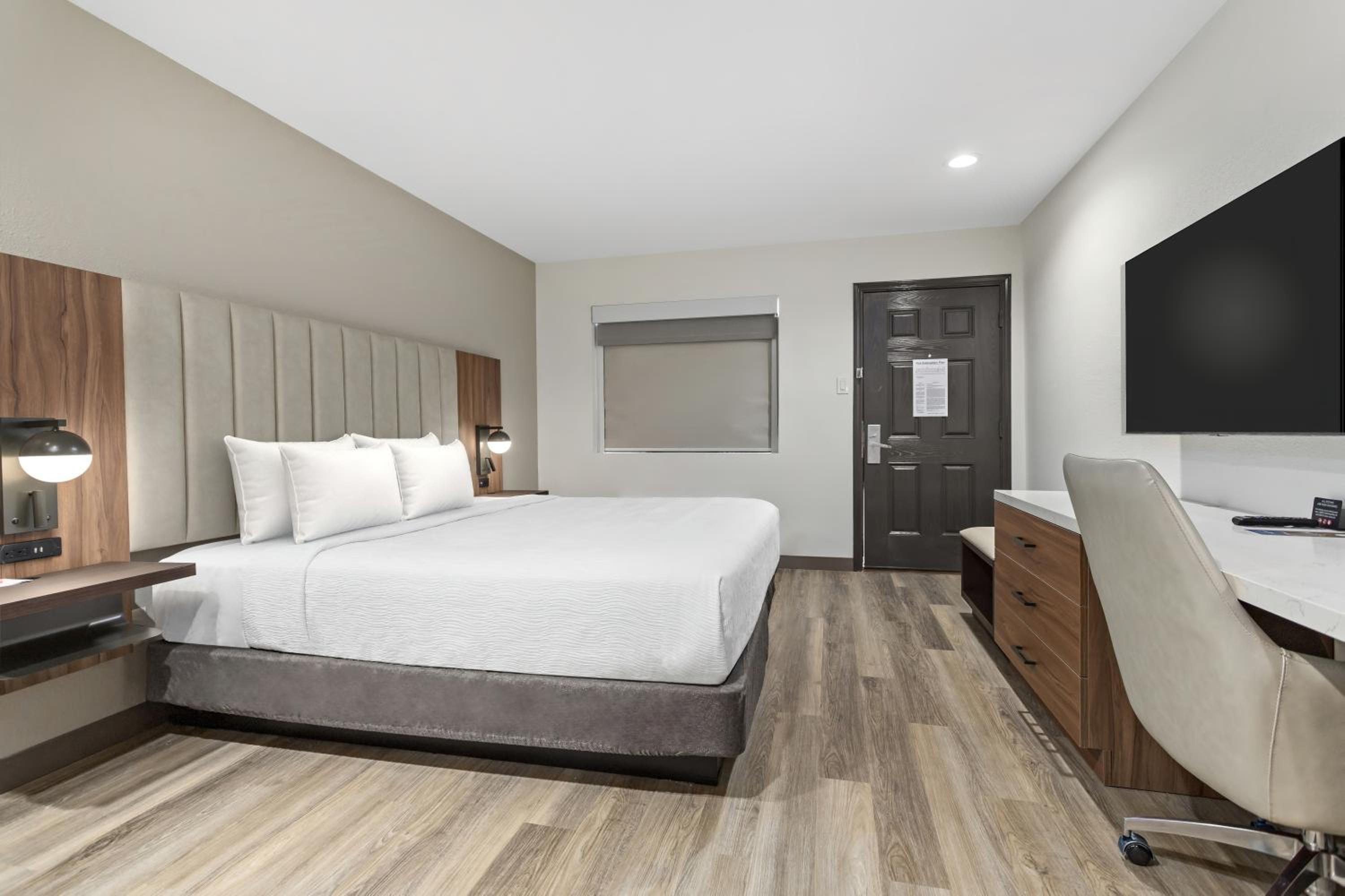 1 King Bed, Premium Mobility/Hearing Accessible Room, Roll-In Shower, No Smoking - Photo 2