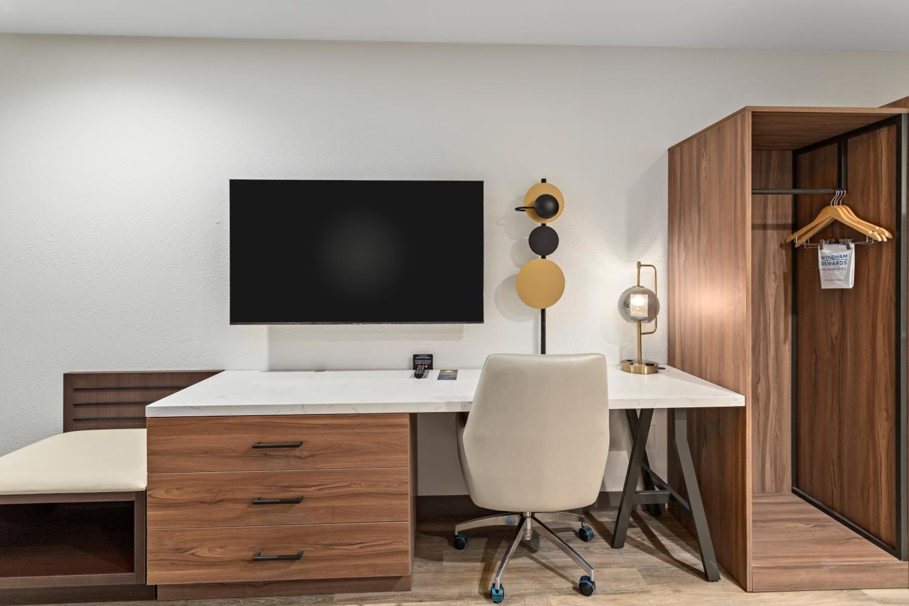 1 King Bed, Premium Mobility/Hearing Accessible Room, Roll-In Shower, No Smoking - Photo 9