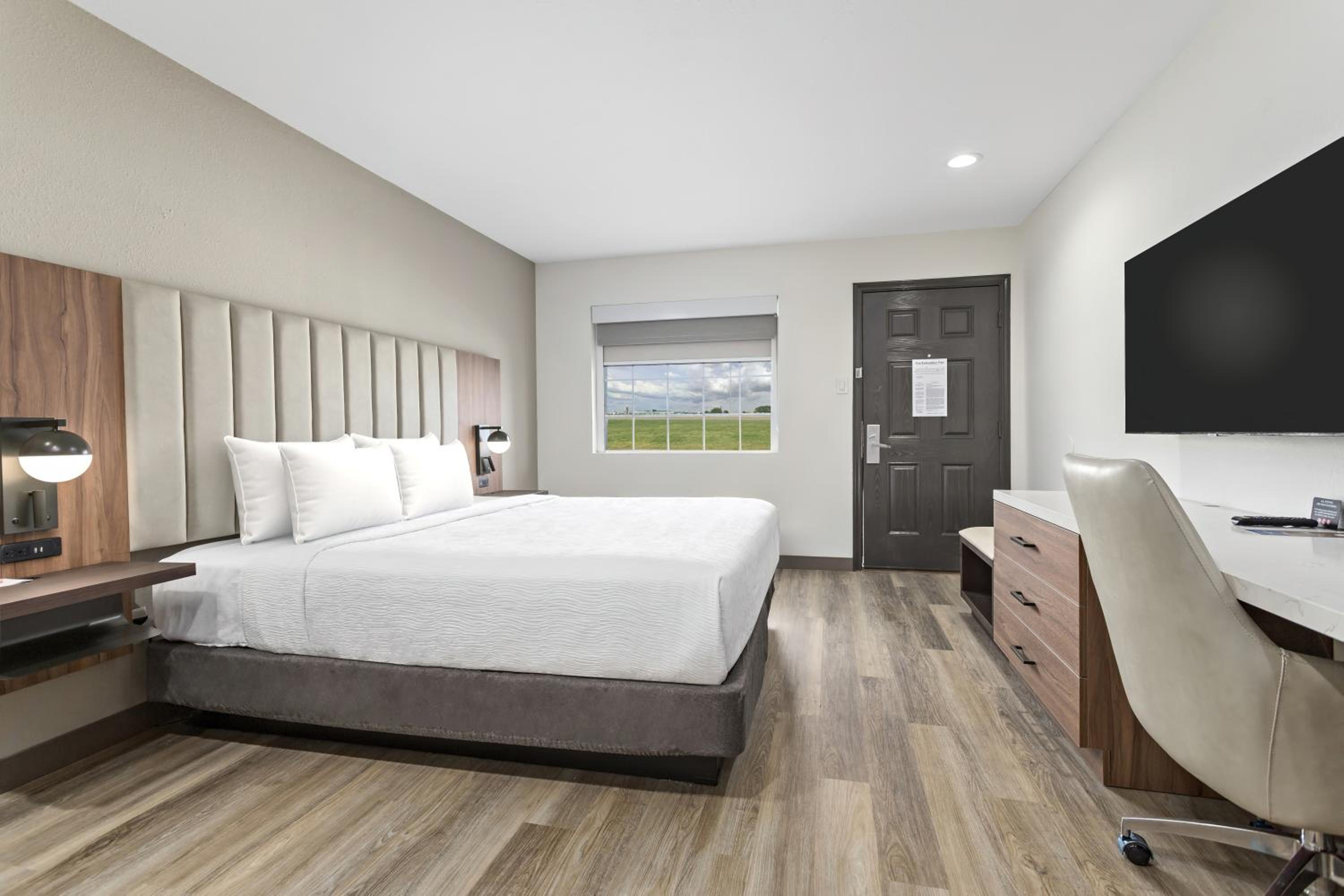 1 King Bed, Premium Mobility/Hearing Accessible Room, Roll-In Shower, No Smoking - Photo 1
