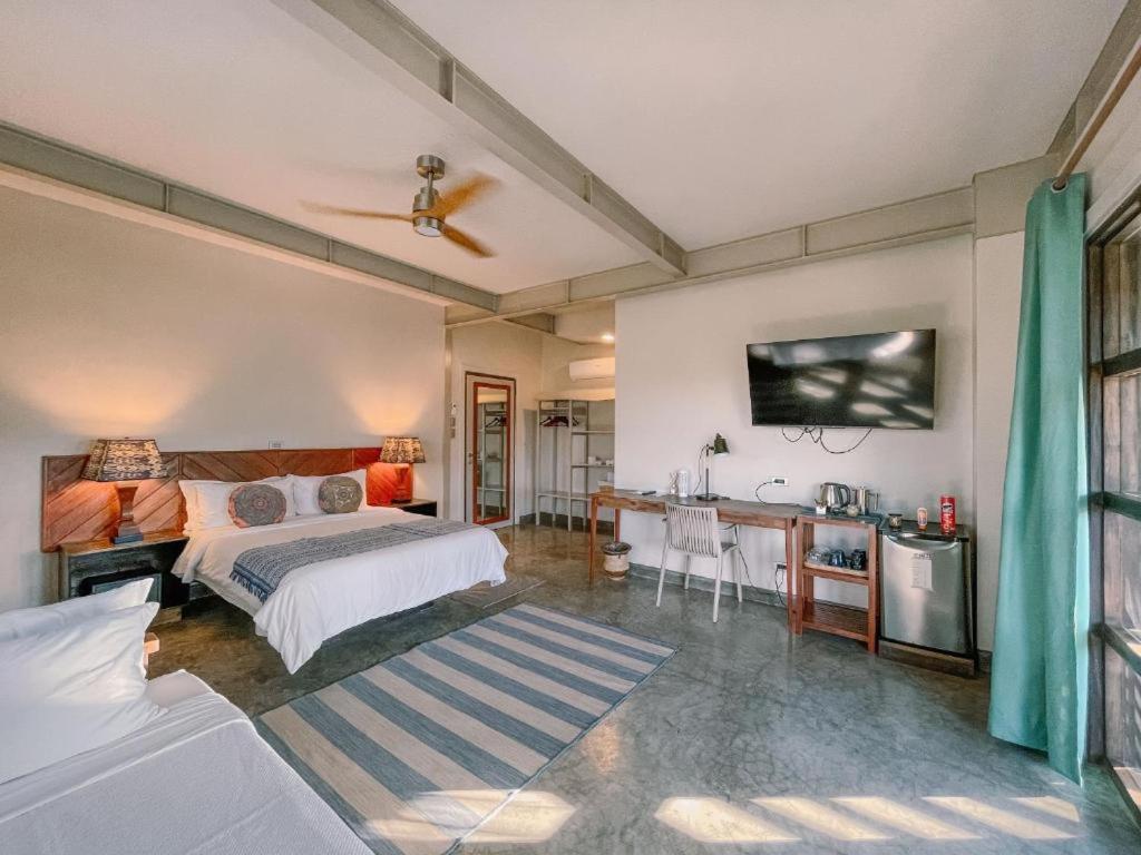 Queen Room w/Daybed and Balcony