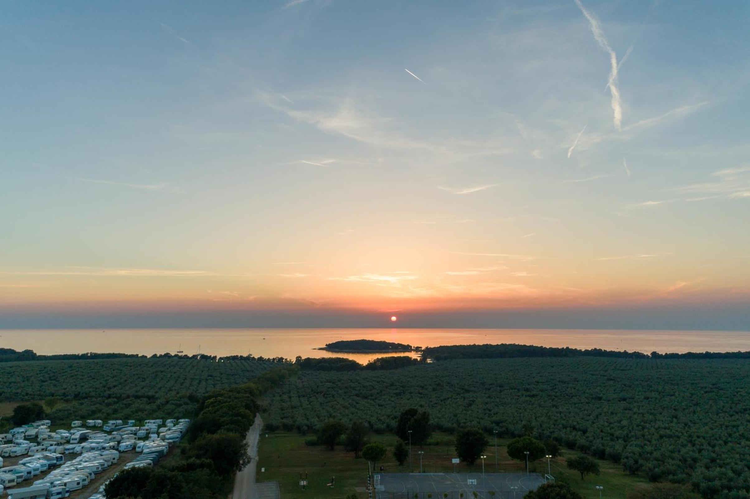 Apartment with Sea View - Photo 18