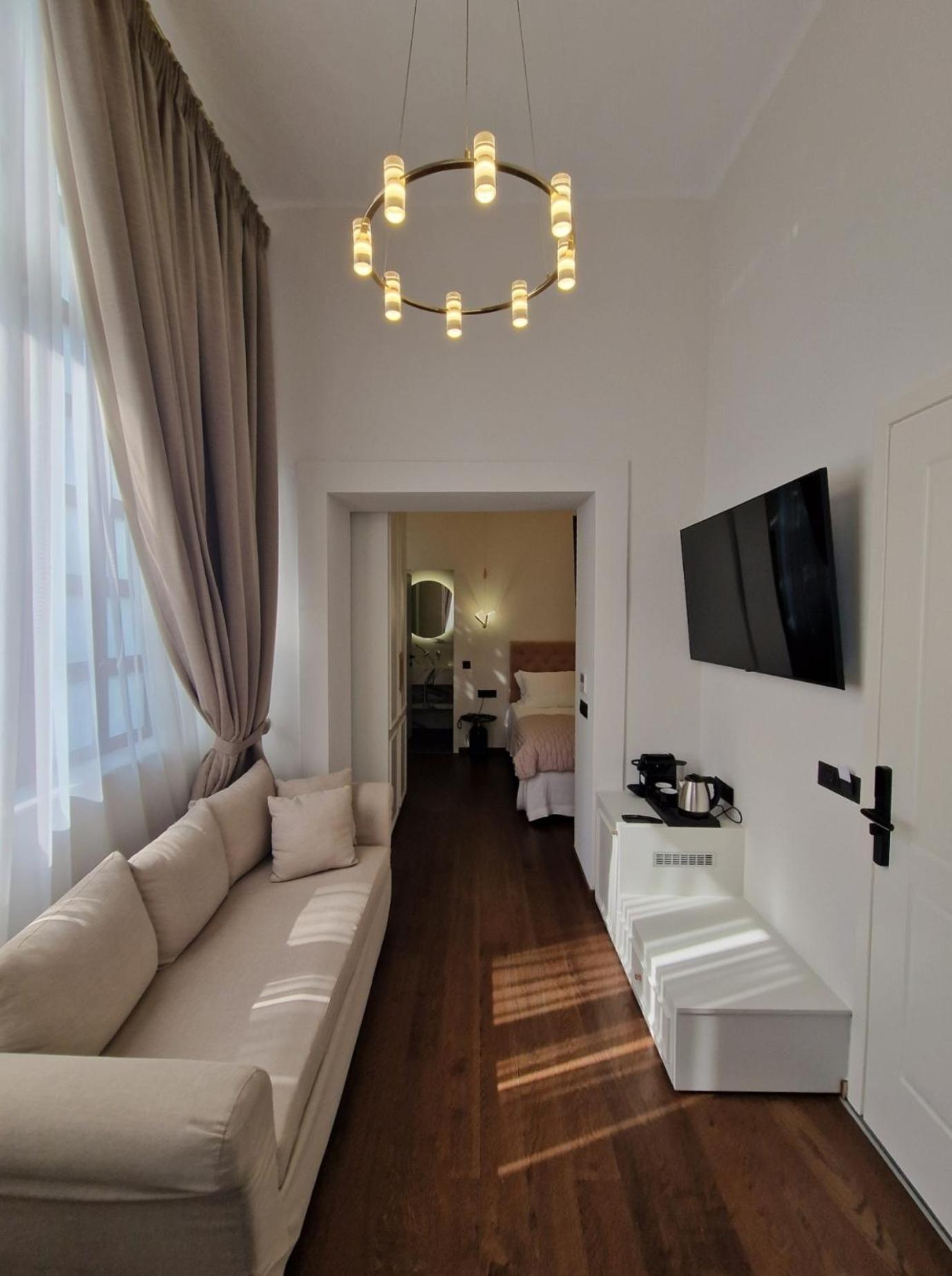 Deluxe Suite with Spa Bath photo 1
