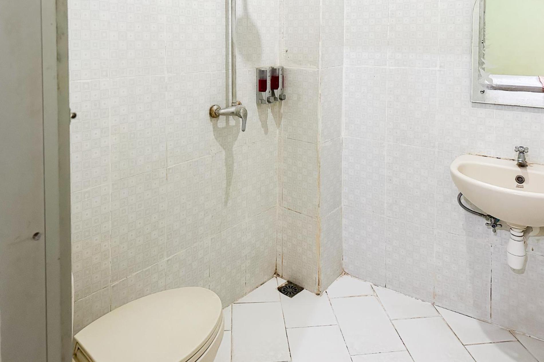 Standard Twin Room - Photo 6