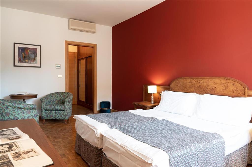 Double or Twin Room with Partial Lake View - Photo 6