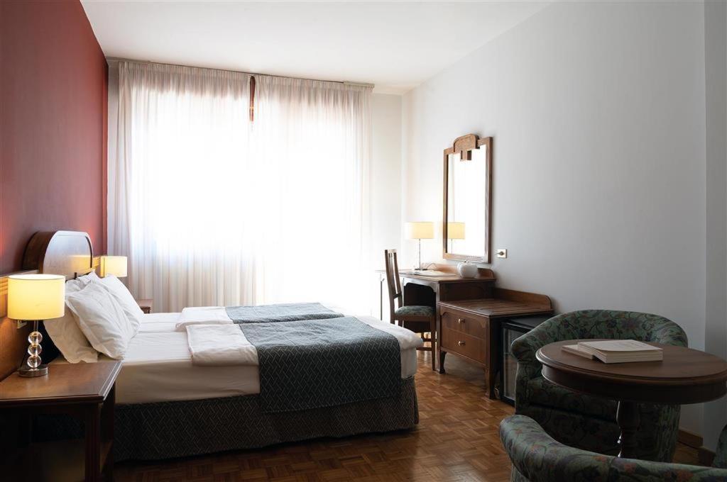 Double or Twin Room with Partial Lake View - Photo 1