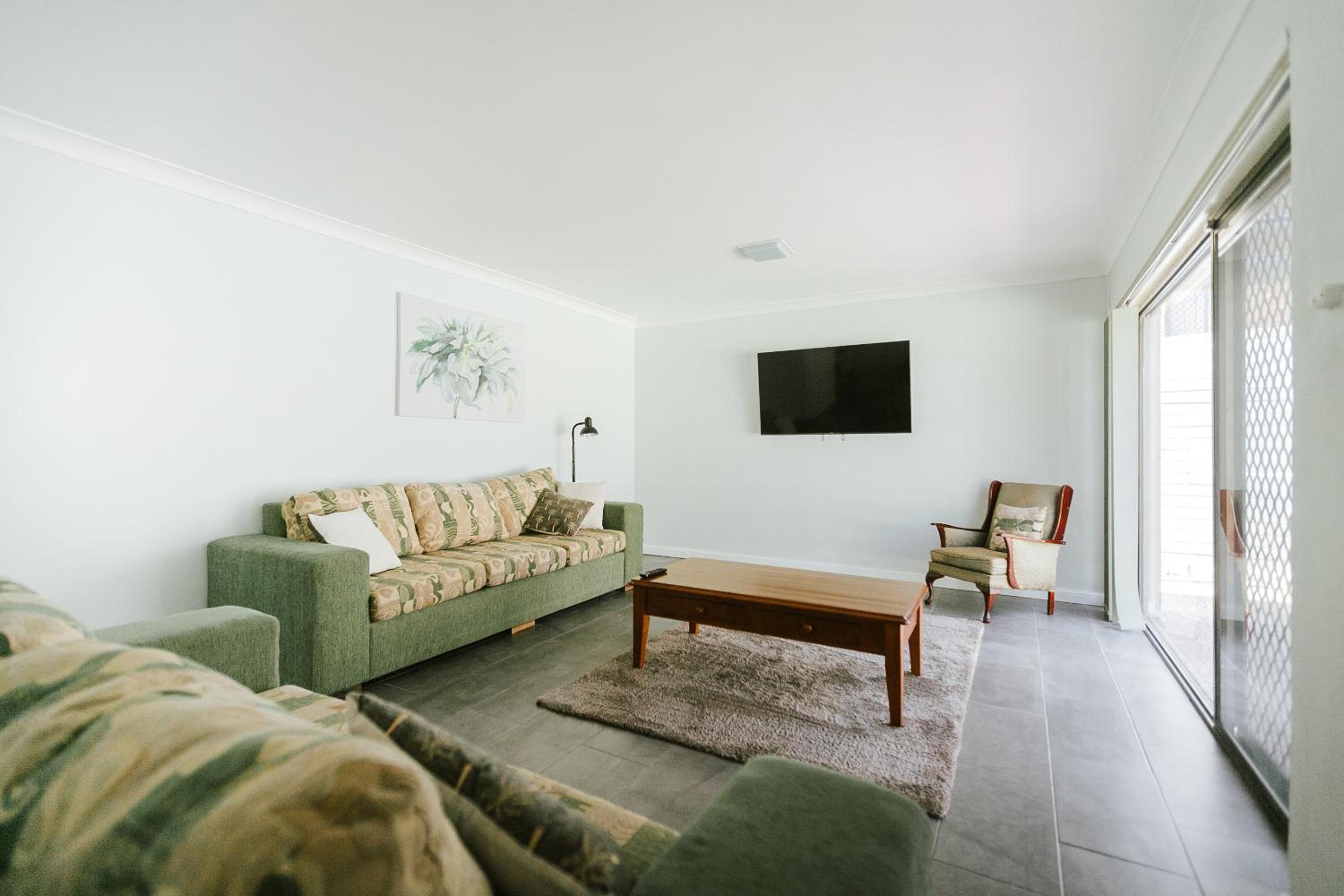 Five-Bedroom House photo 1