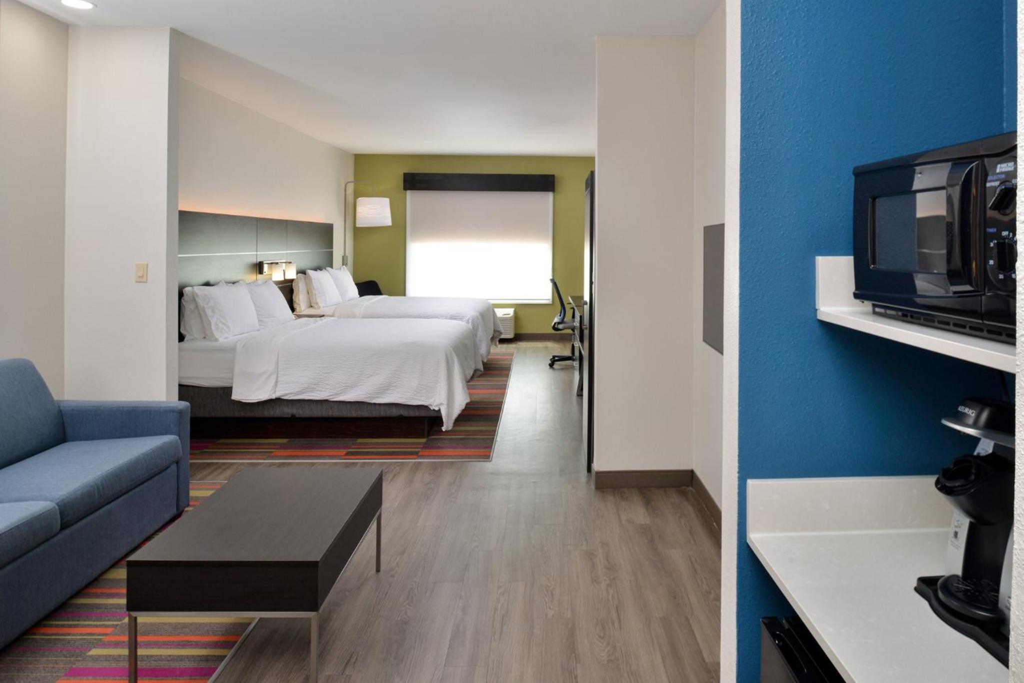 Queen Suite with Two Queen Beds - Photo 3