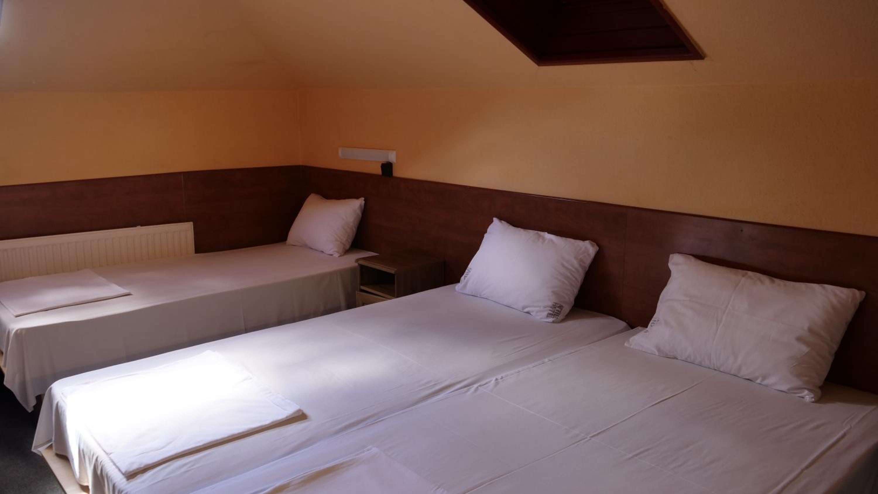 Quadruple Room - Photo 7