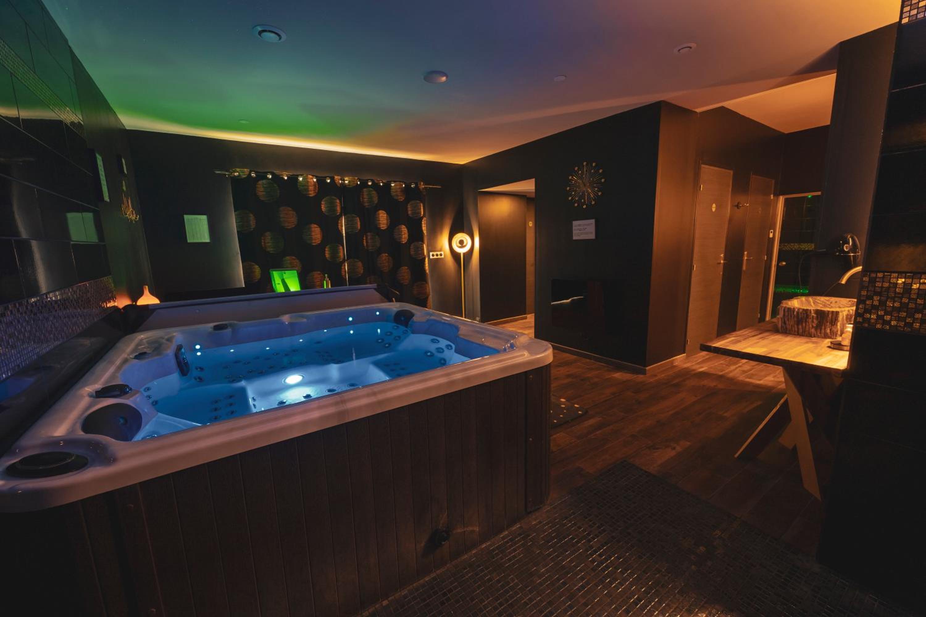 King Suite with Spa Bath - Photo 8