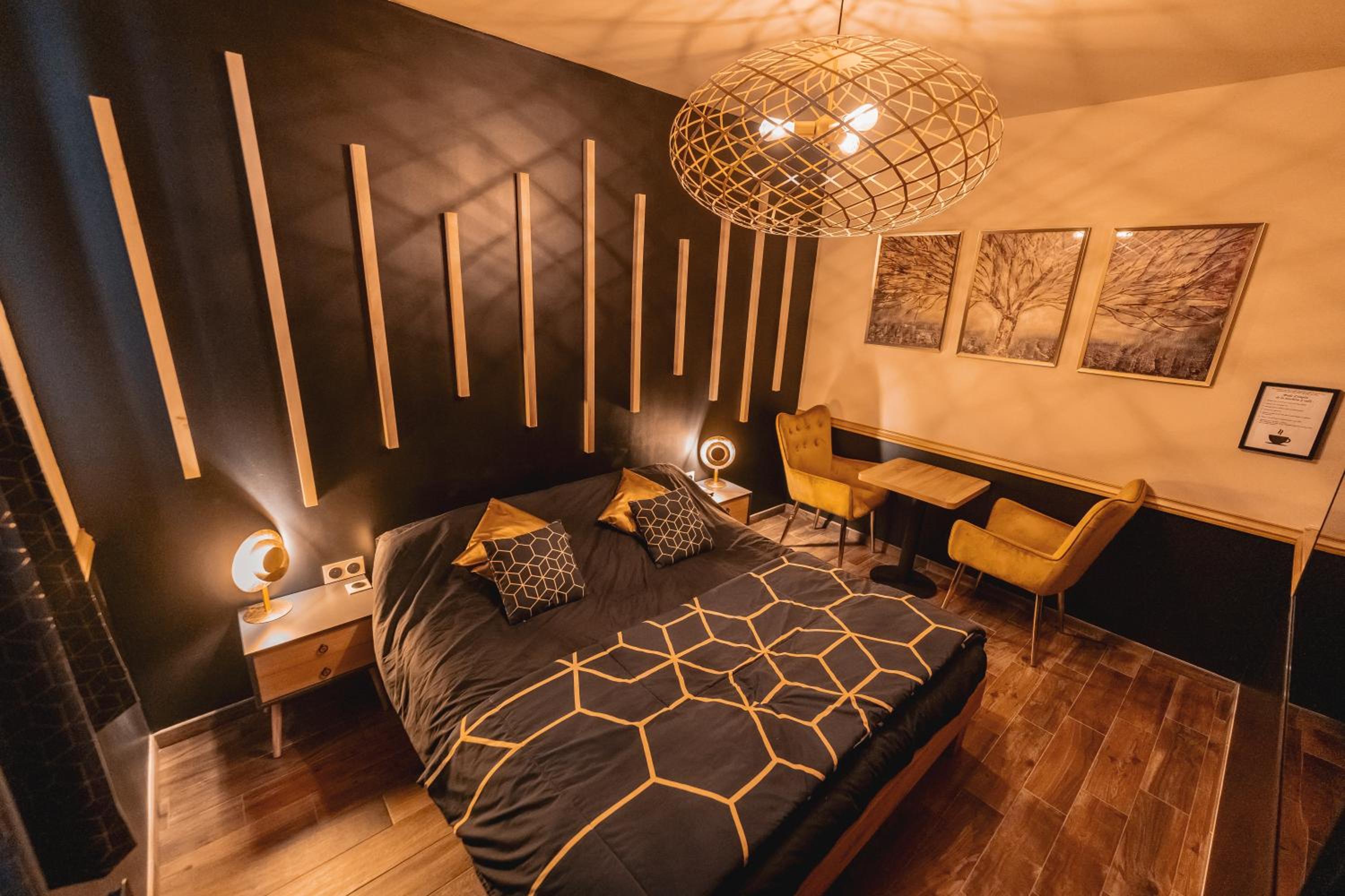 King Suite with Spa Bath - Photo 12