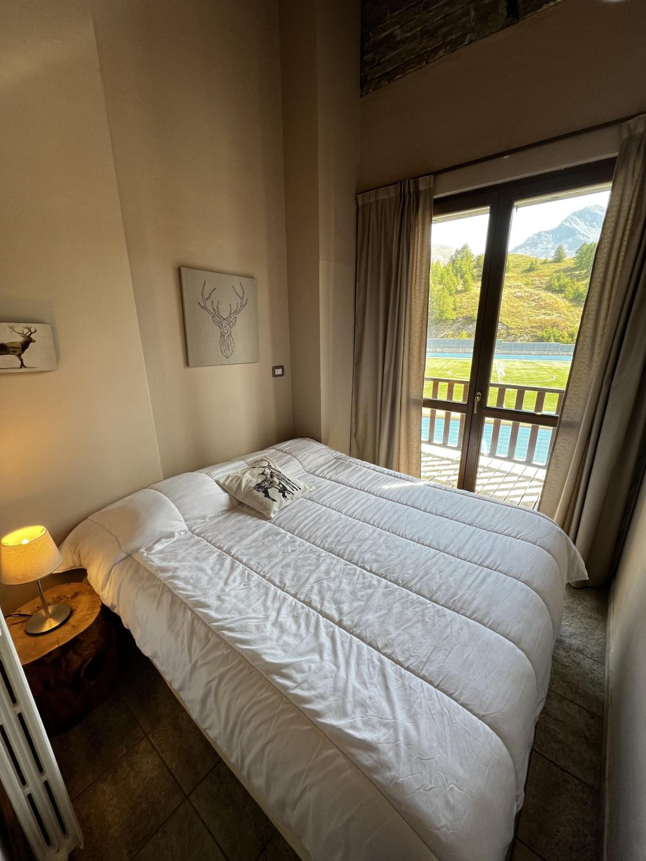 Large Two-Bedroom Apartment with Double Balcony and Mountain View - Split Level