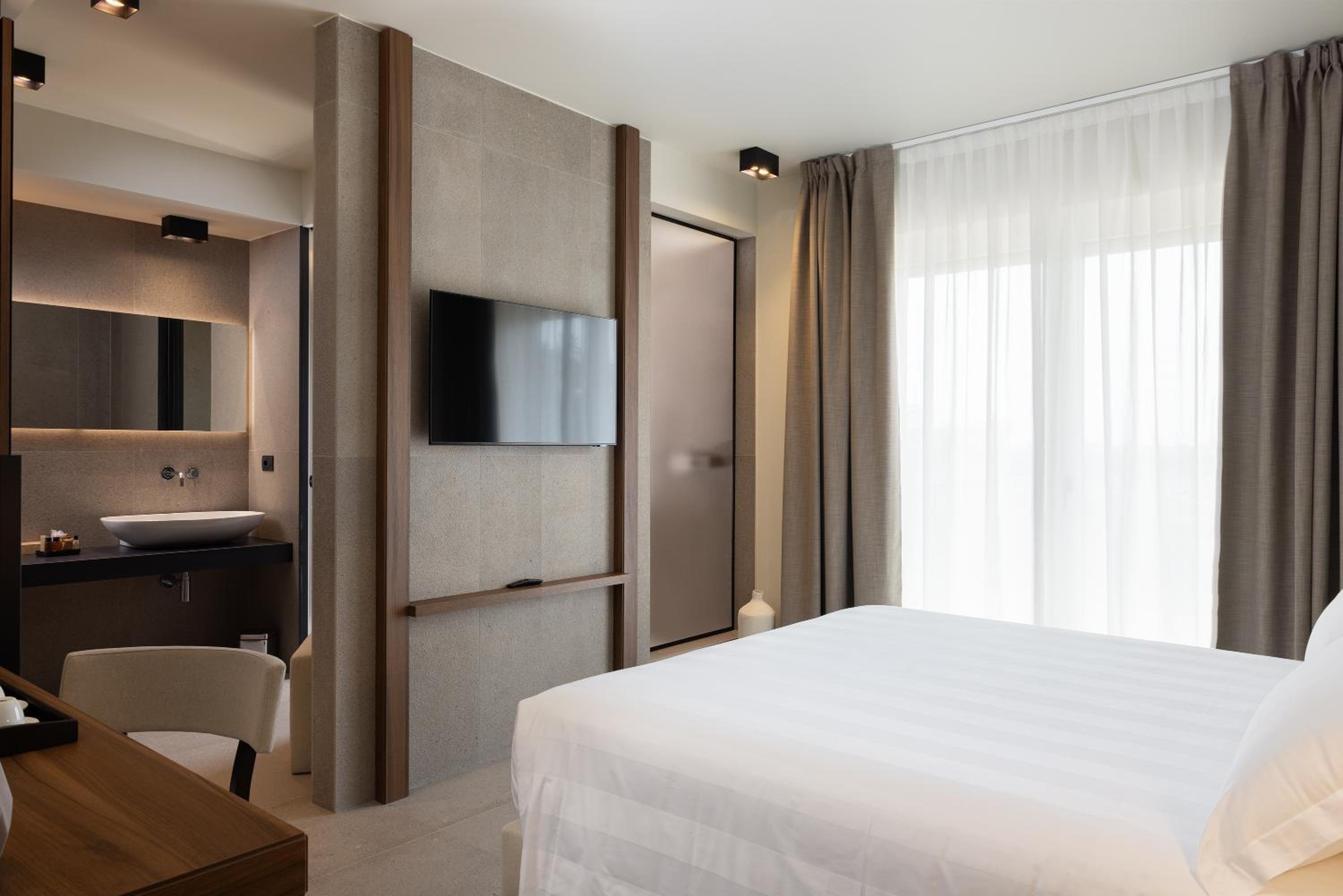 Deluxe Queen Room - Photo 3