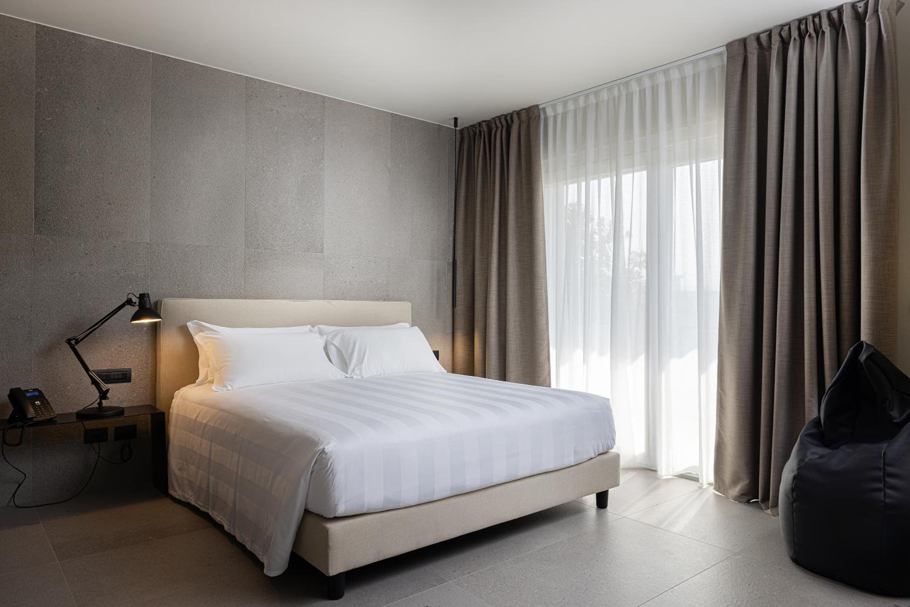 Deluxe Queen Room - Photo 4