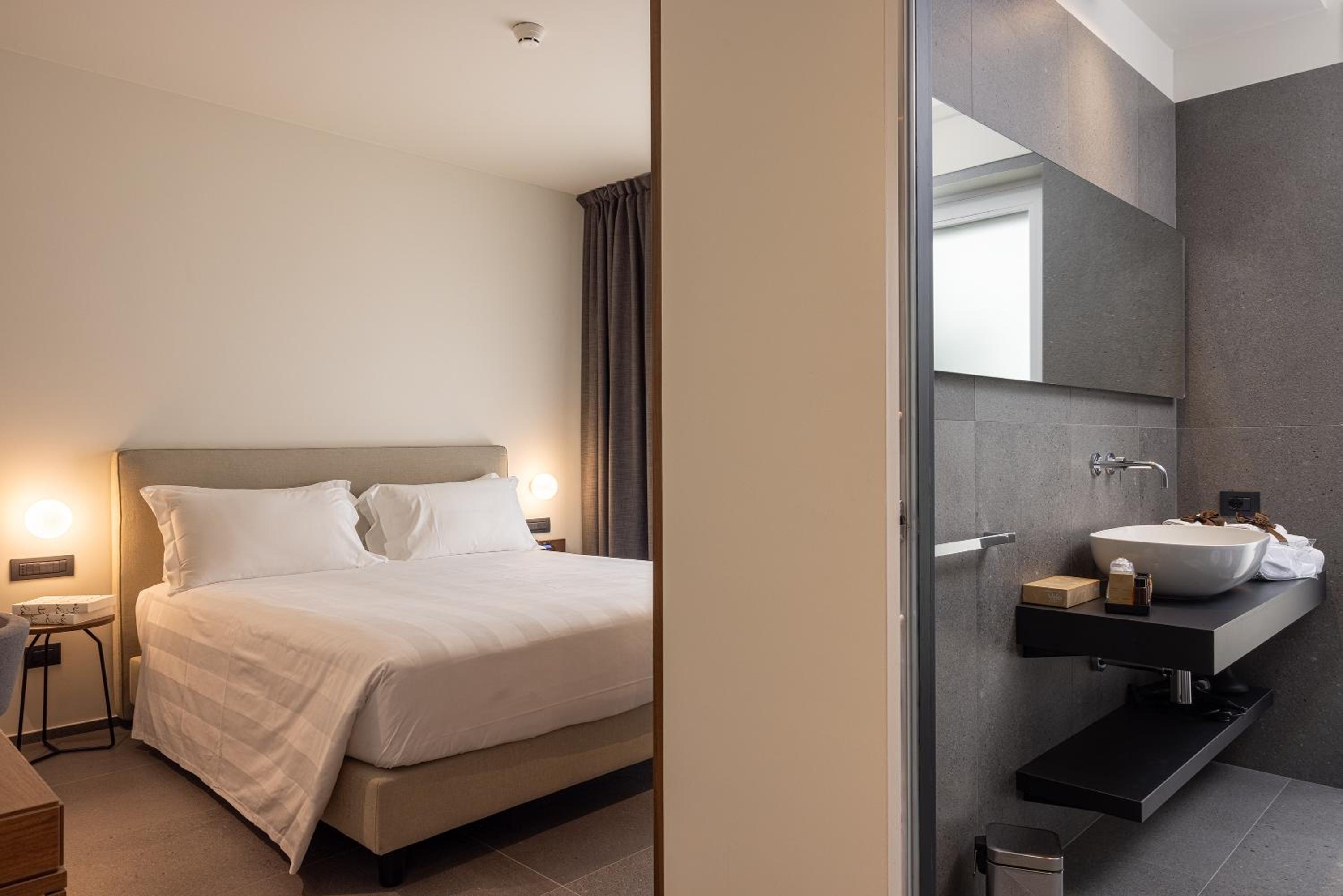 Deluxe Queen Room - Photo 5
