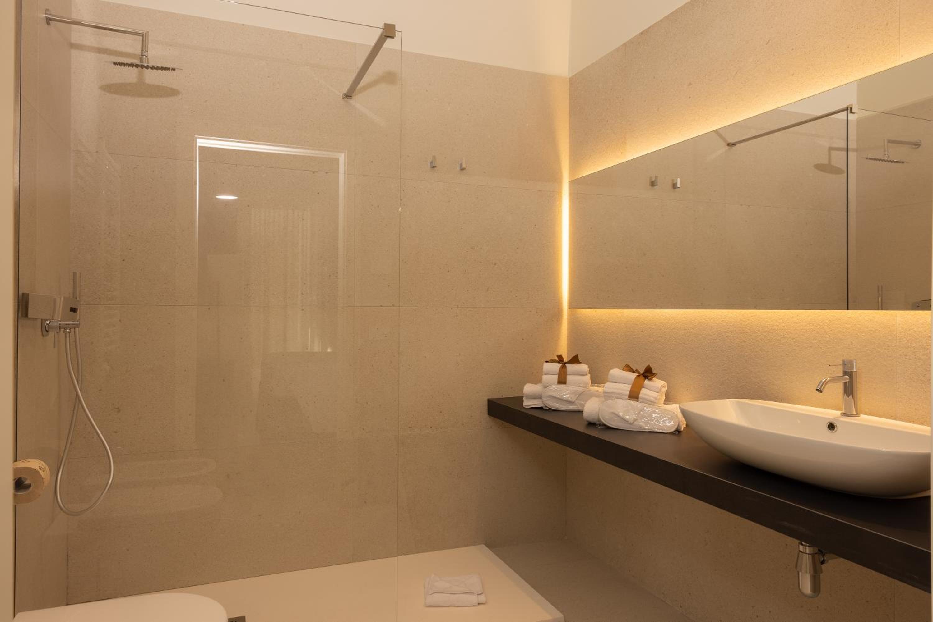 Deluxe Queen Room - Photo 8