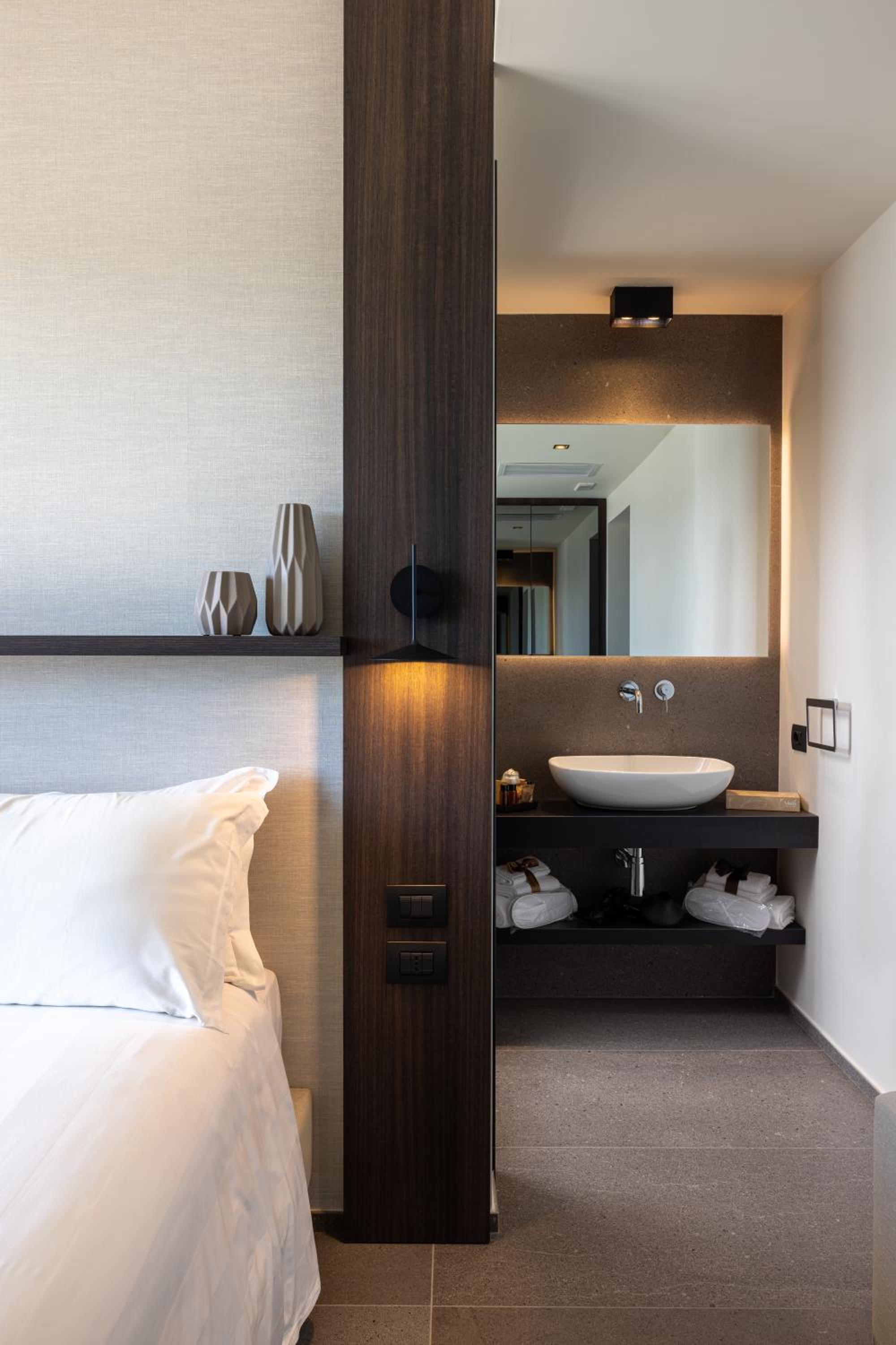 Deluxe Queen Room - Photo 9