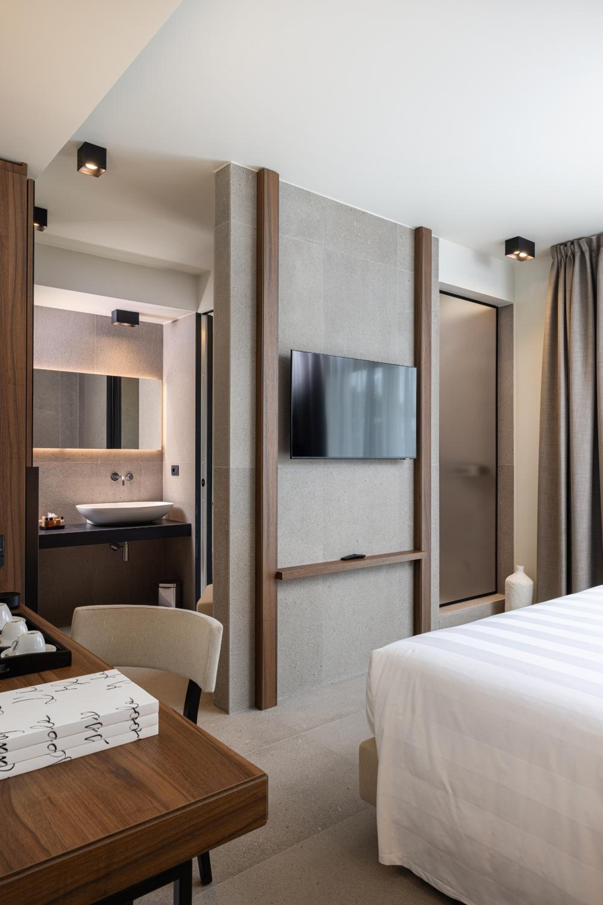 Deluxe Queen Room - Photo 10