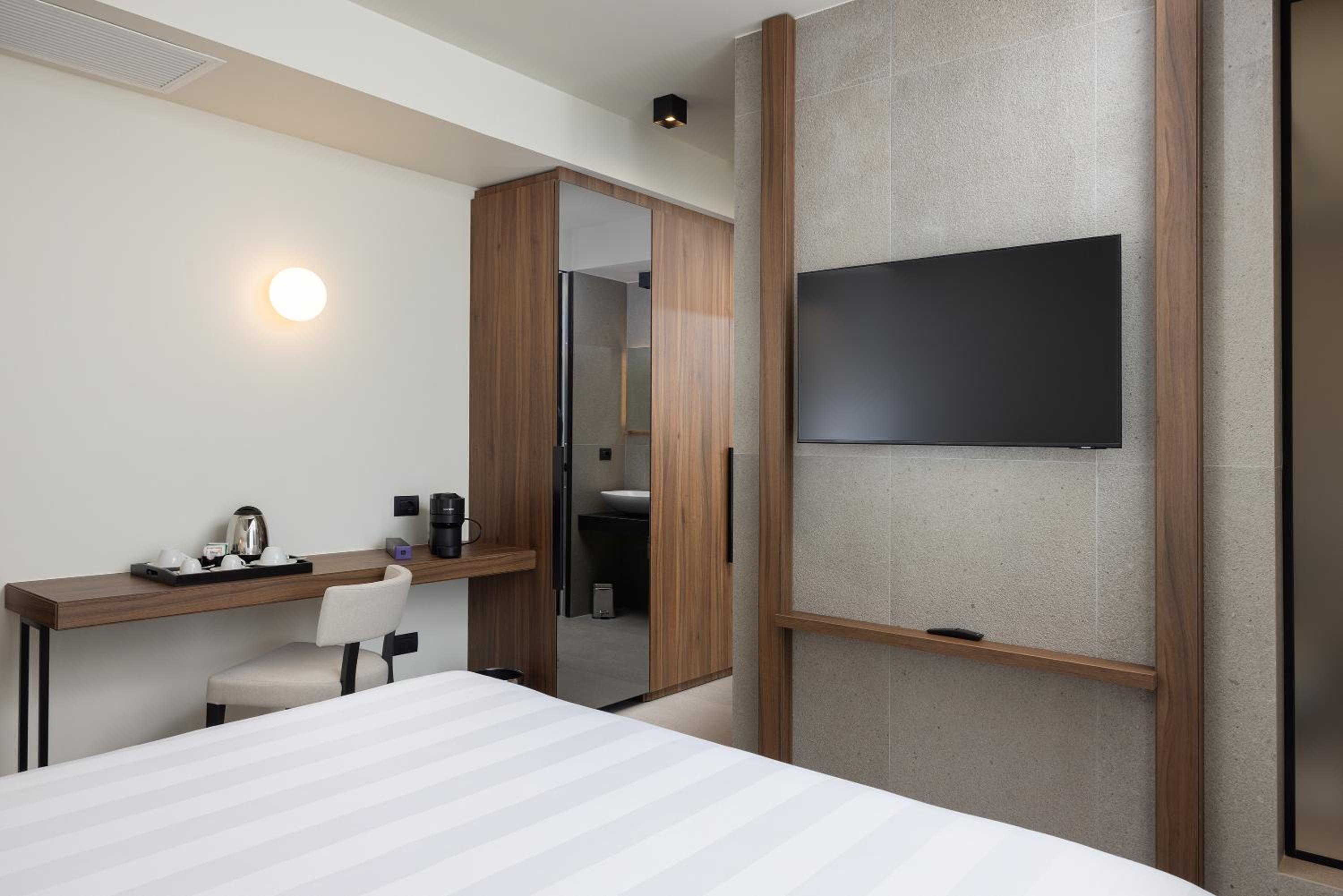 Deluxe Room - Photo 10