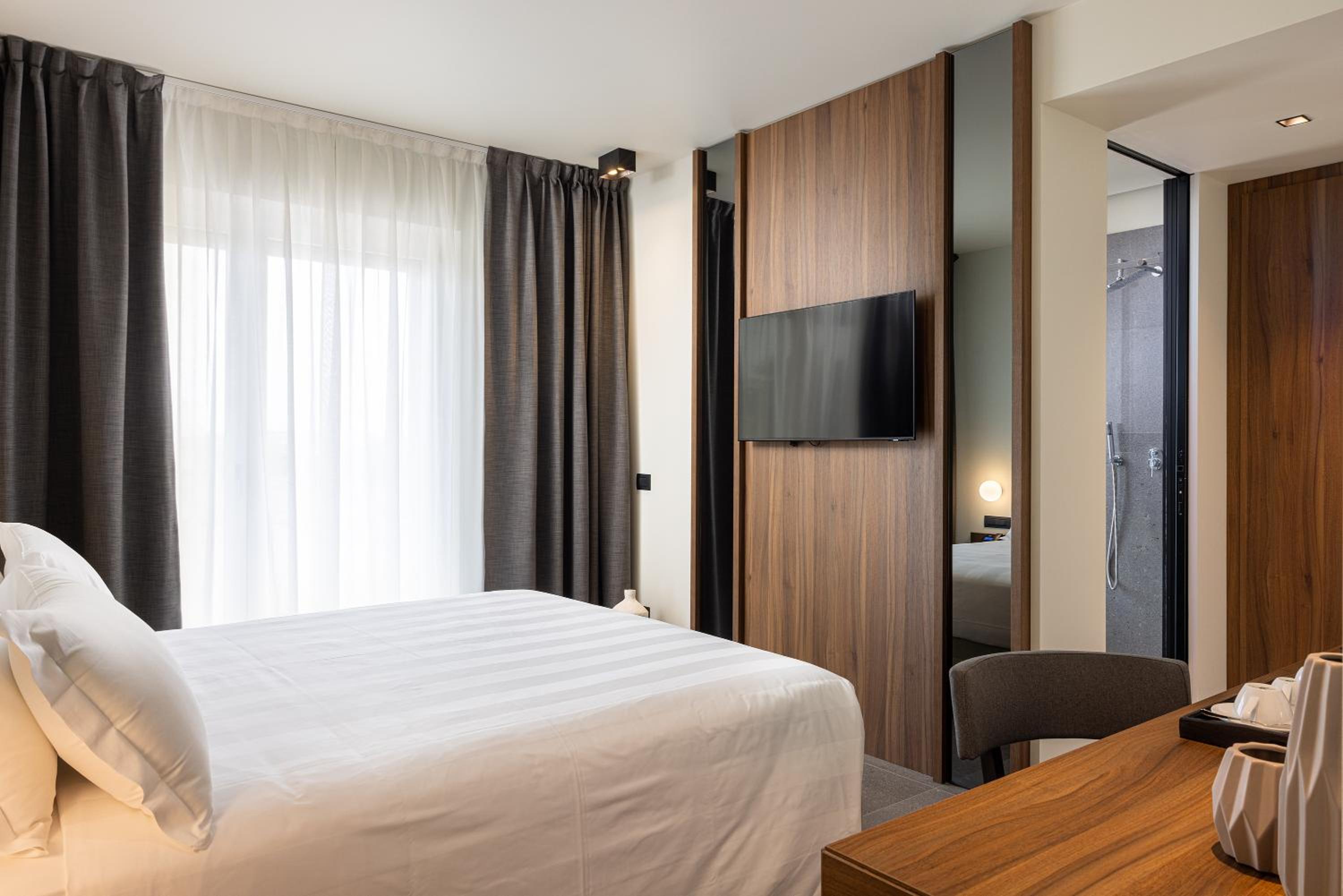 Deluxe Room - Photo 7