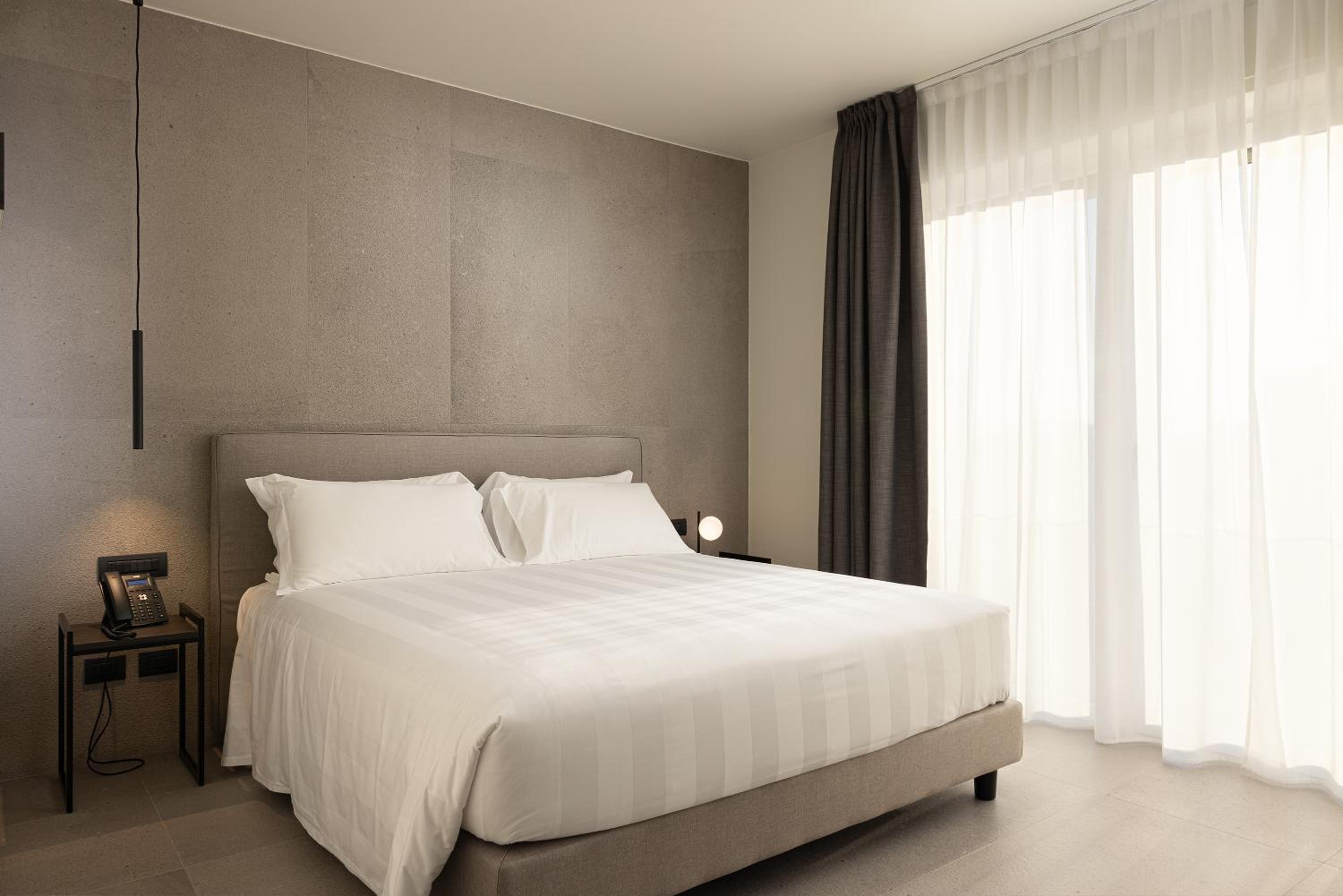 Deluxe Room - Photo 6