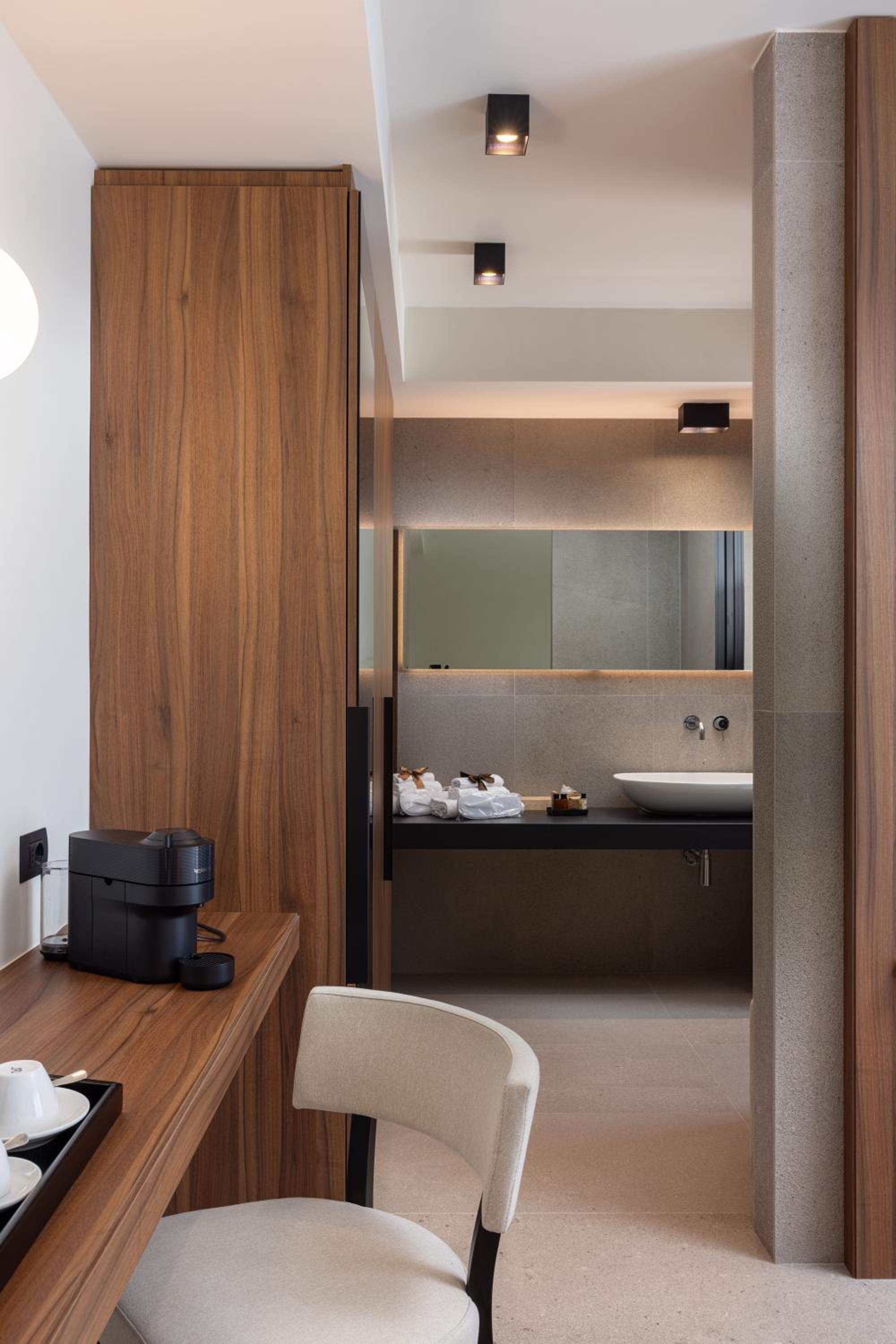 Deluxe Room - Photo 9