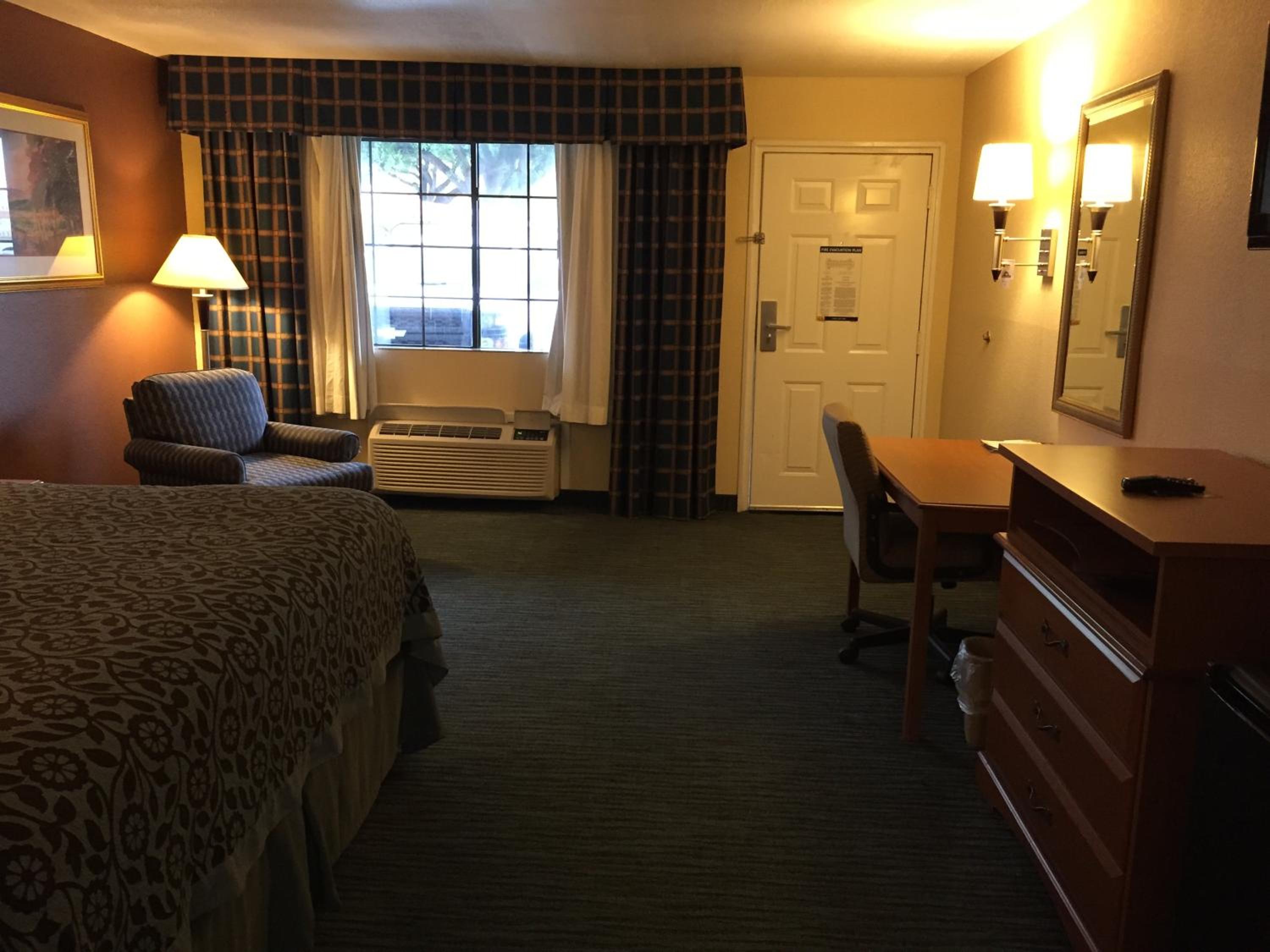Studio Suite with Two Queen Beds - Non-Smoking - Photo 4