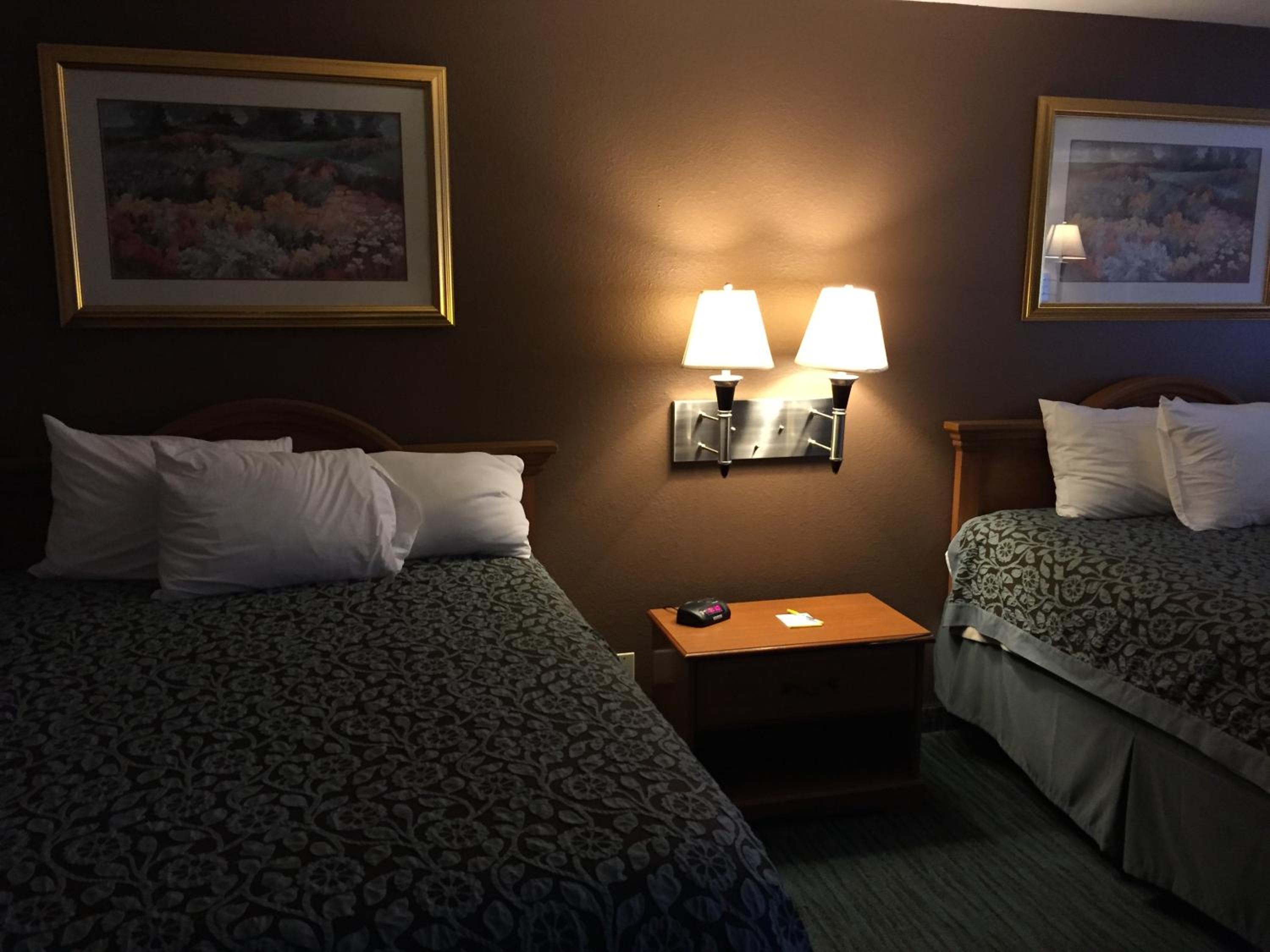 Queen Room with Two Queen Beds - Non-Smoking - Photo 2