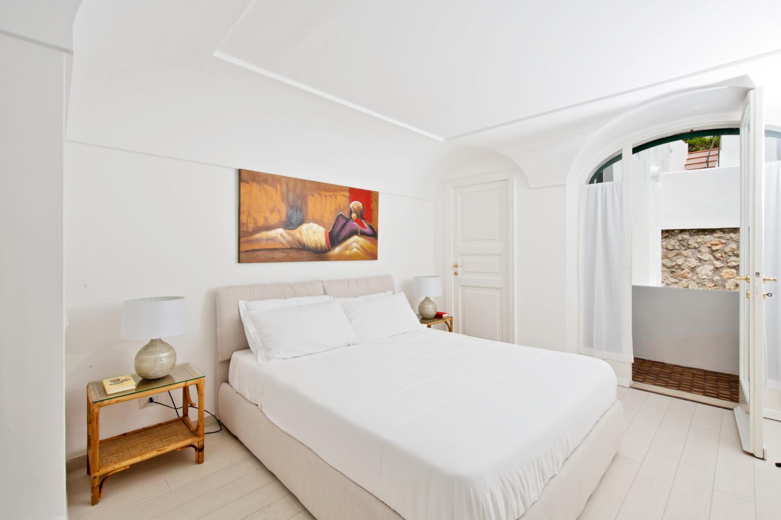 One-Bedroom Apartment with Terrace - Split Level photo 2